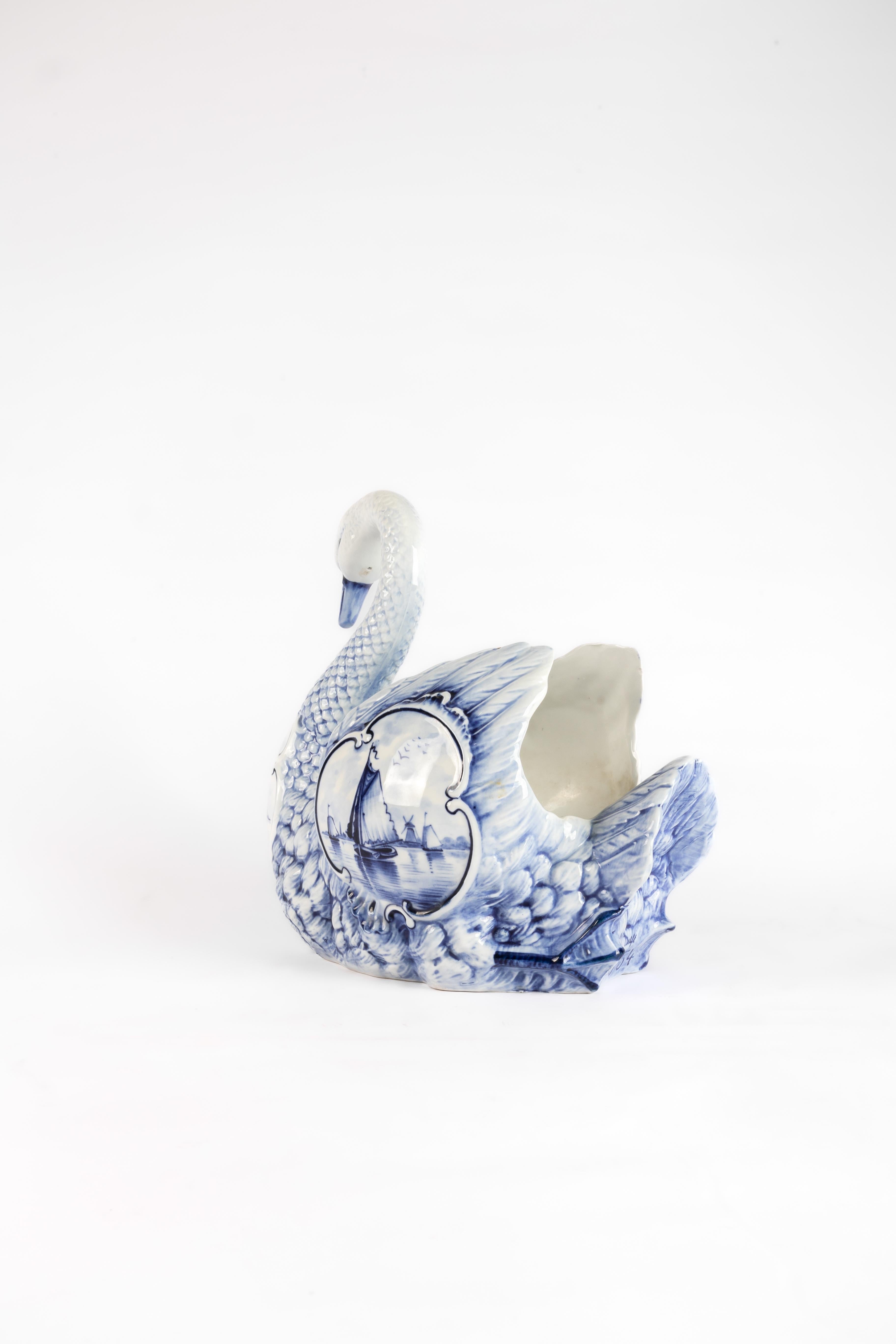 Jardinière de cygnes en porcelaine.

Fabriqué en porcelaine dure, probablement par la célèbre société Geman.

Rauenstein de Thuringe

Fabriqué dans les célèbres couleurs bleues du delf

Numéro de décor au dos

Belle qualité, beaux détails

Très bon
