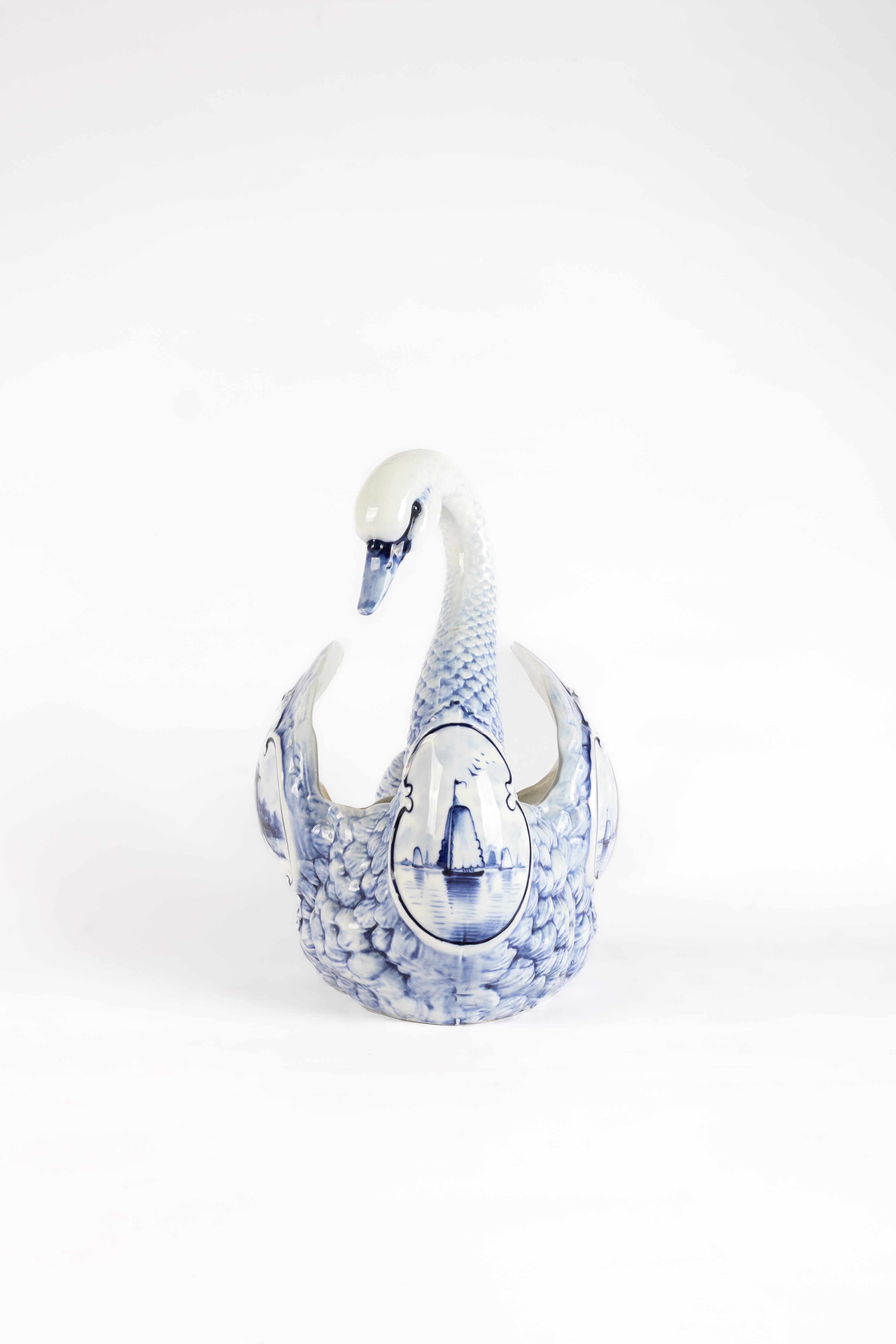 Vernissé Jardinière en porcelaine au cygne de Rauenstein Thüringen en bleu de Delft en vente