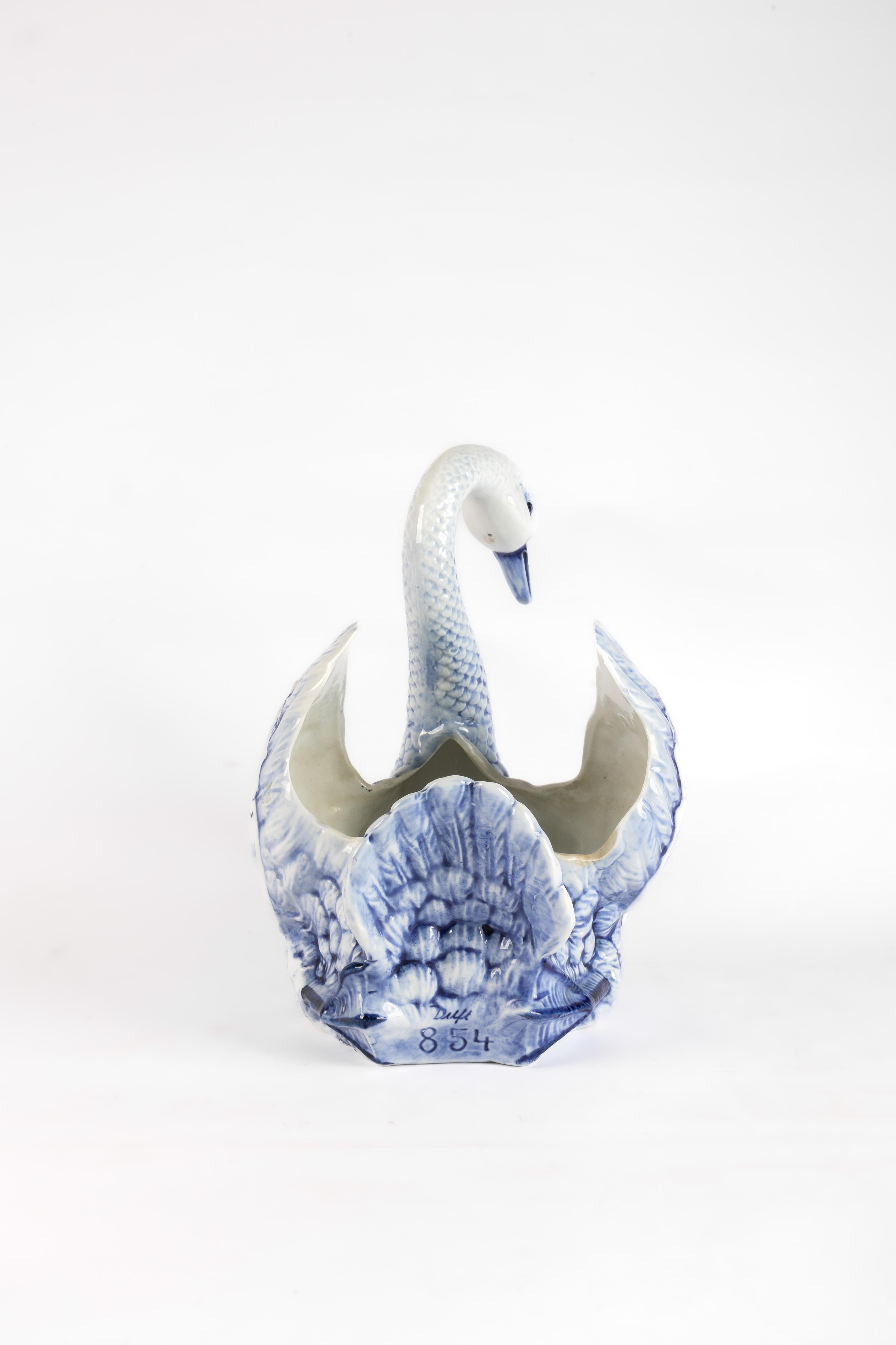 20ième siècle Jardinière en porcelaine au cygne de Rauenstein Thüringen en bleu de Delft en vente