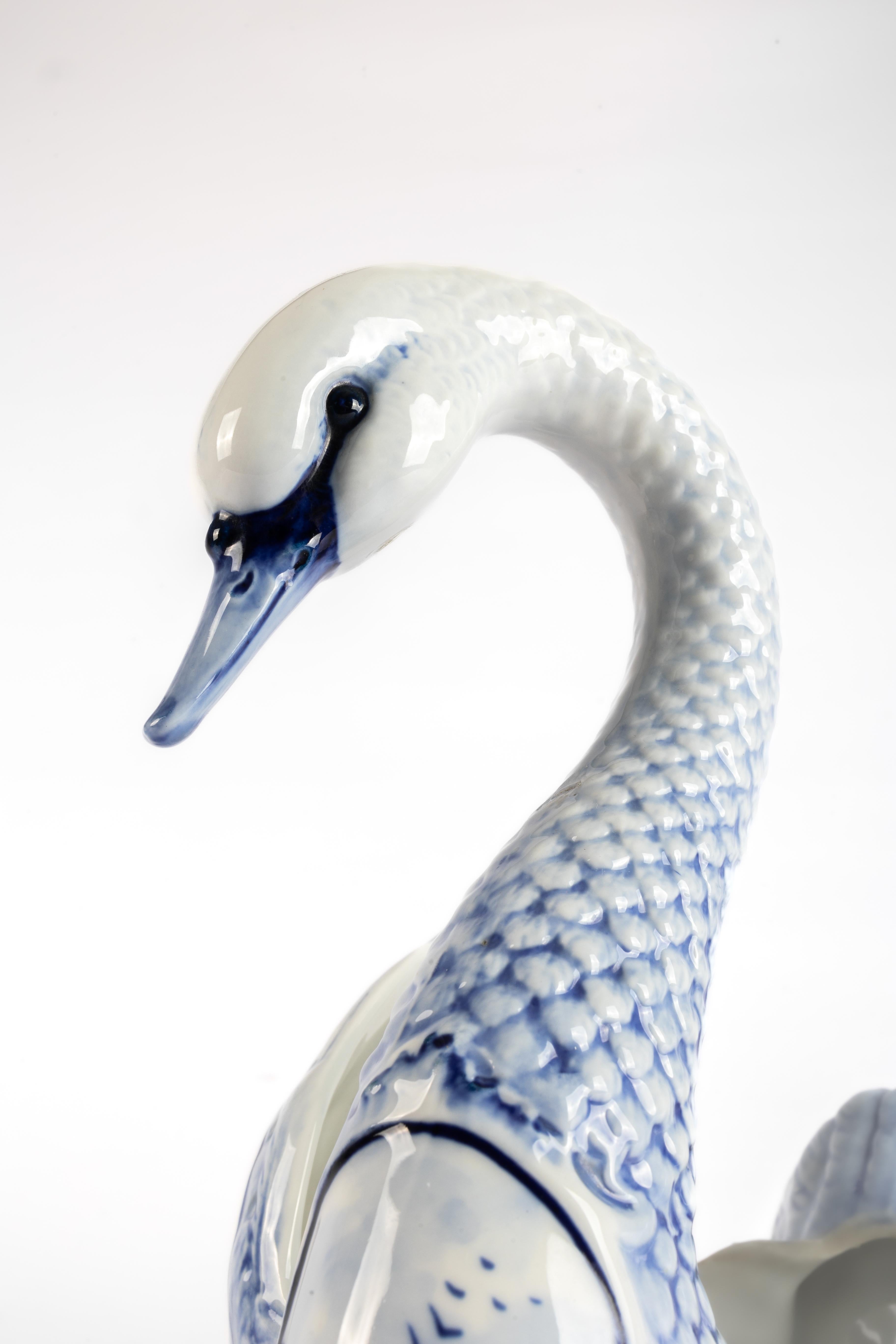 Porcelaine Jardinière en porcelaine au cygne de Rauenstein Thüringen en bleu de Delft en vente