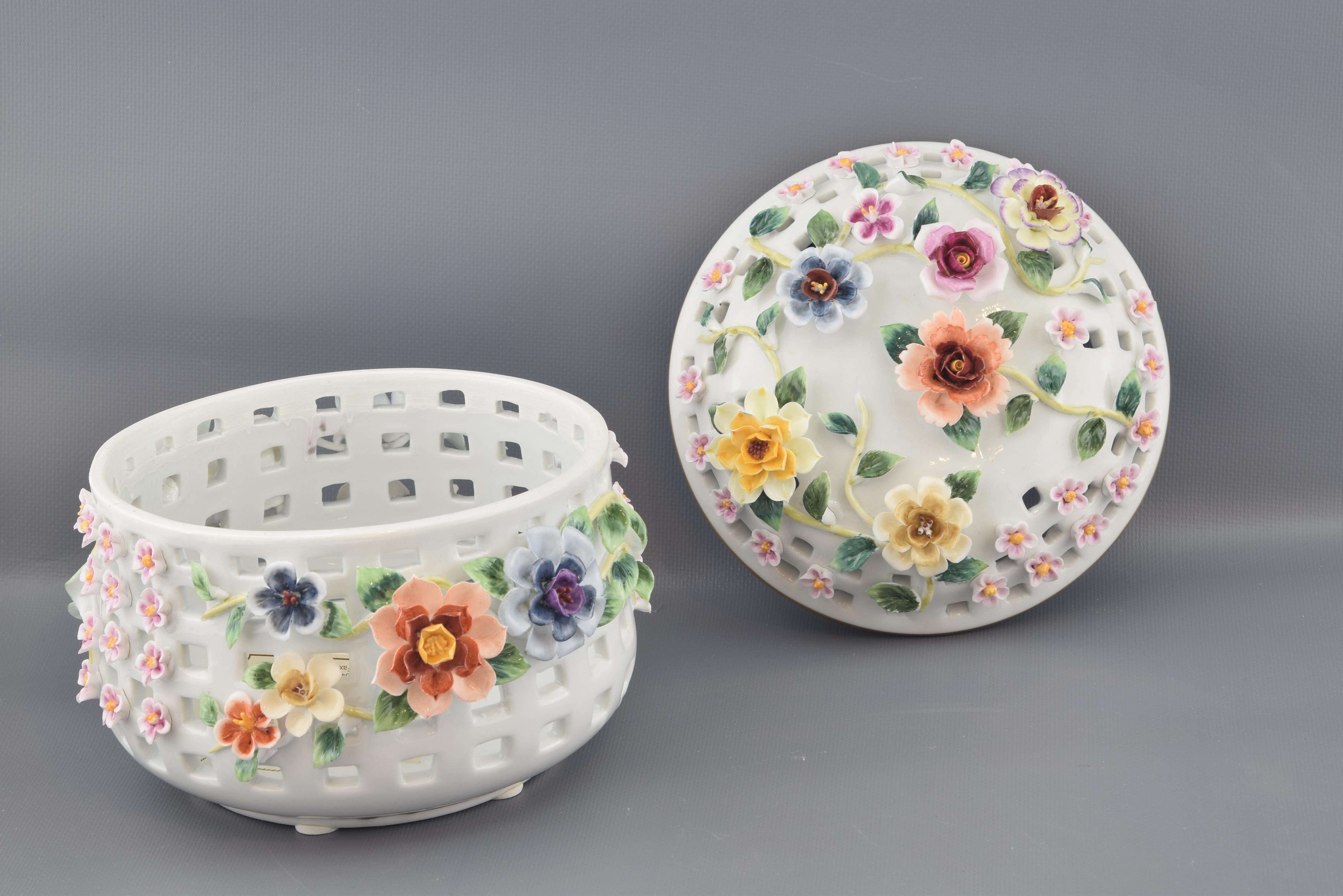Porcelain Sweet Box with Flowers, after Models from Sèvres 'France' In Good Condition In Madrid, ES
