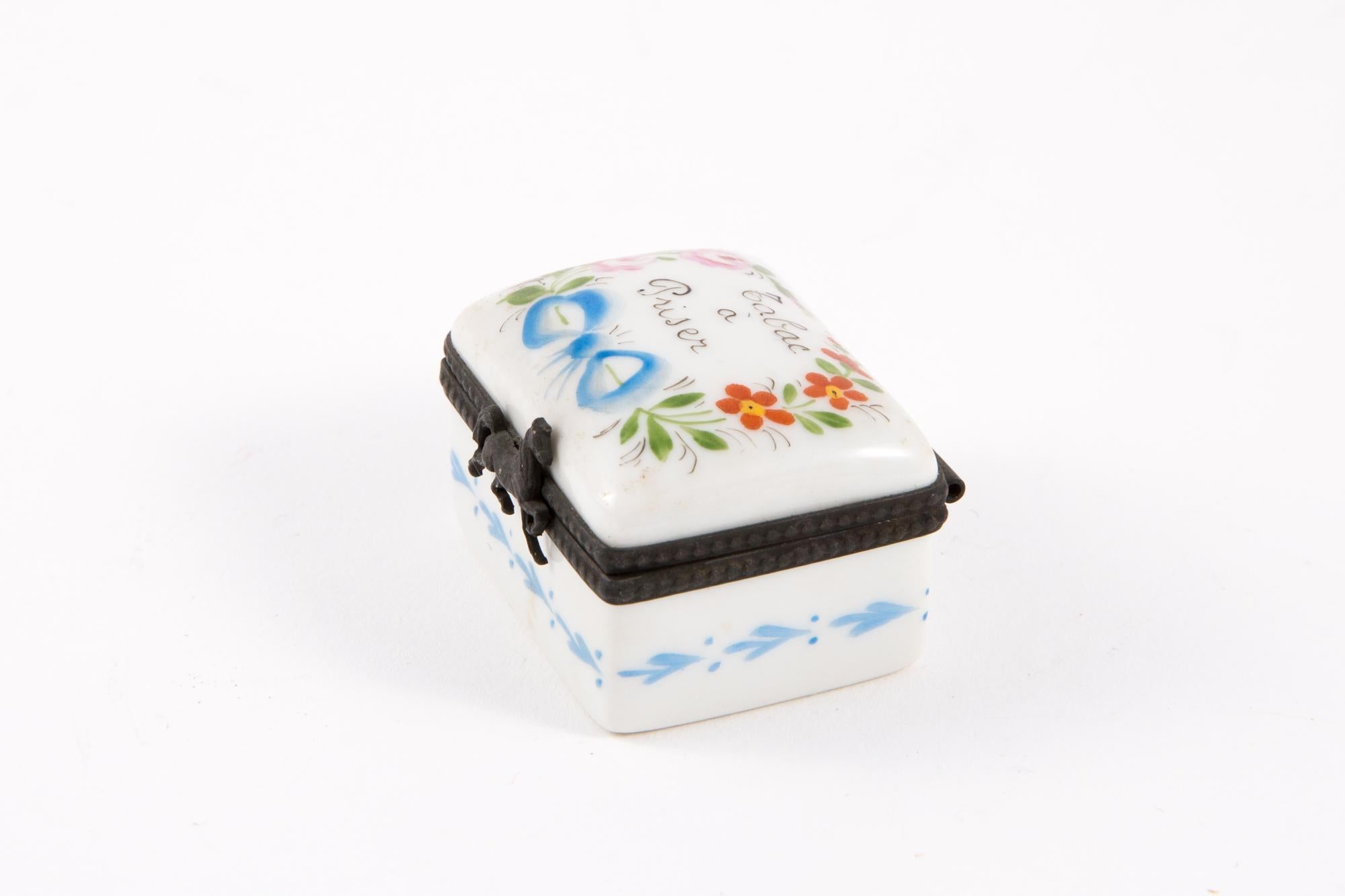 Porzellan Tabac A Priser Medecine Box aus Porzellan (Grau) im Angebot