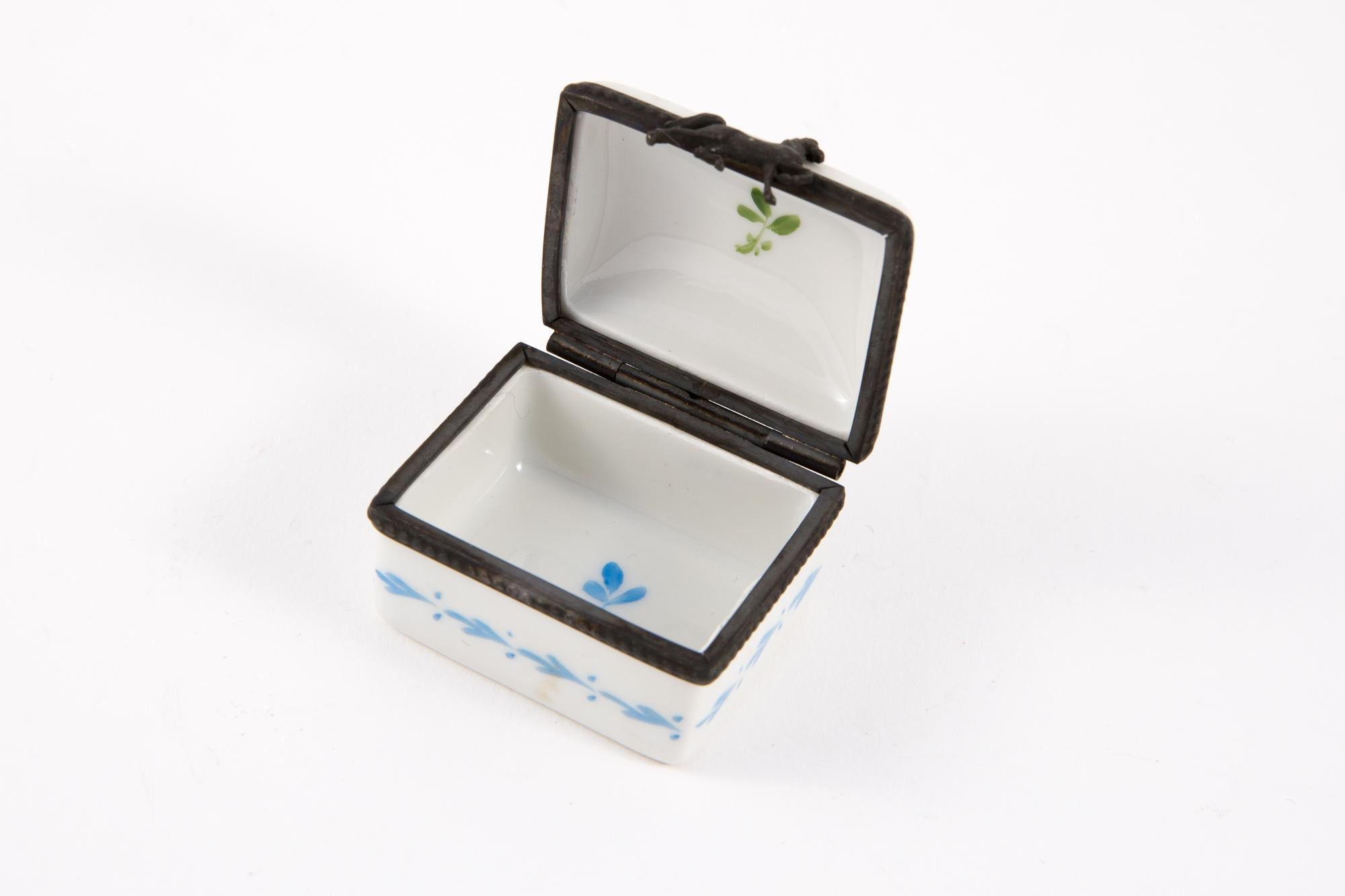 Porzellan Tabac A Priser Medecine Box aus Porzellan im Zustand „Gut“ im Angebot in Paris, FR