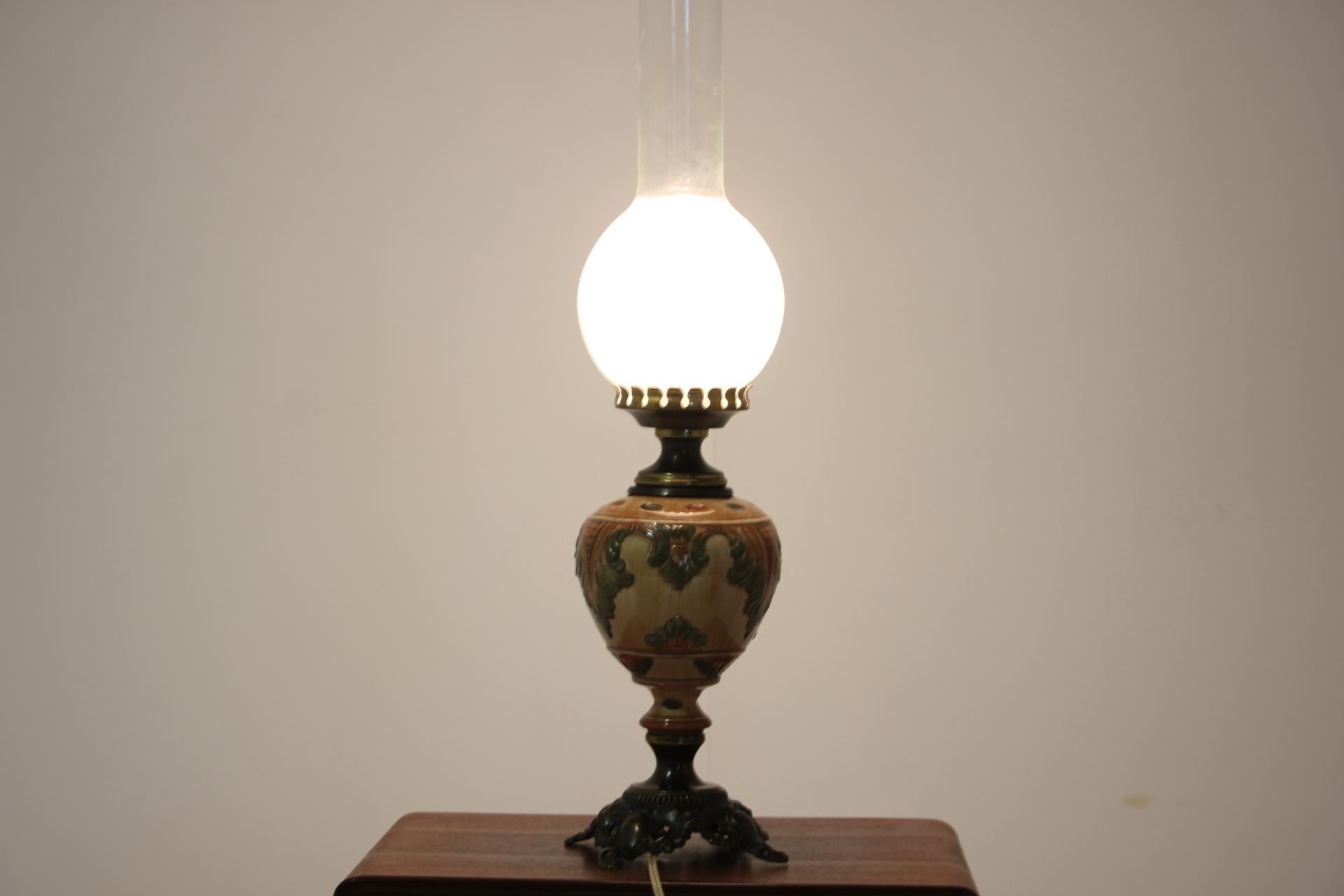 Porzellan-Tischlampe:: 1950er Jahre (Postmoderne) im Angebot