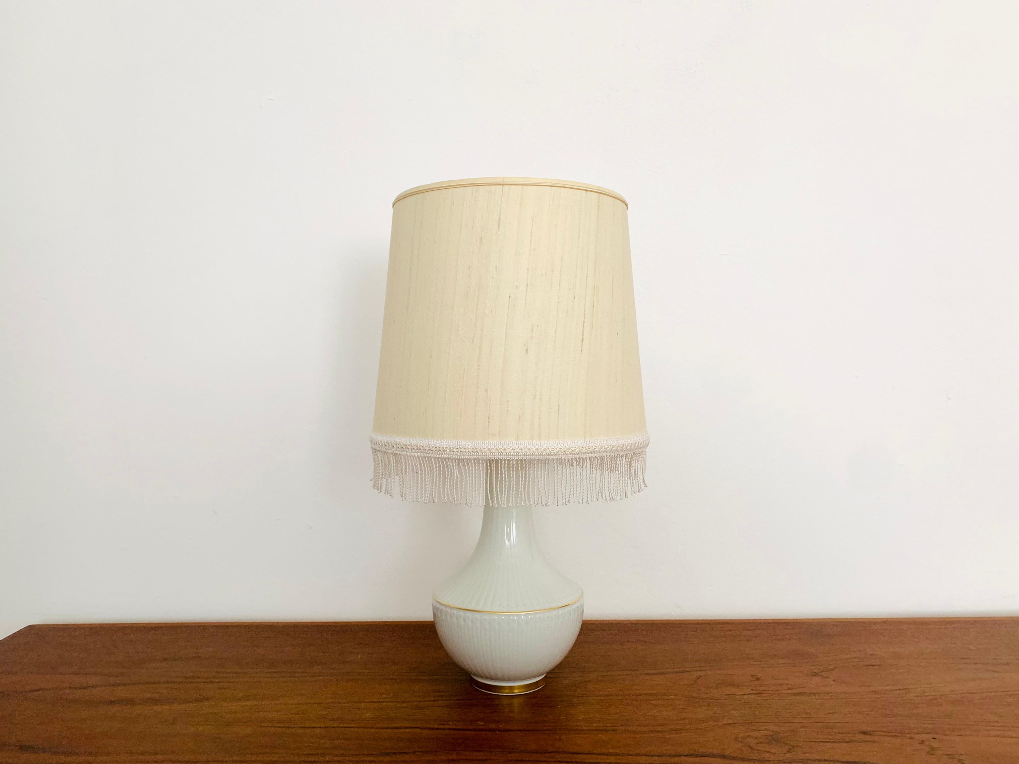 Impressive porcelain table lamp from the 1960s.
Extremely high-quality workmanship and very beautiful design.

Manufacturer: Hutschenreuther

Condition:

Very good vintage condition with minimal signs of wear.
The lampshade has slight signs of