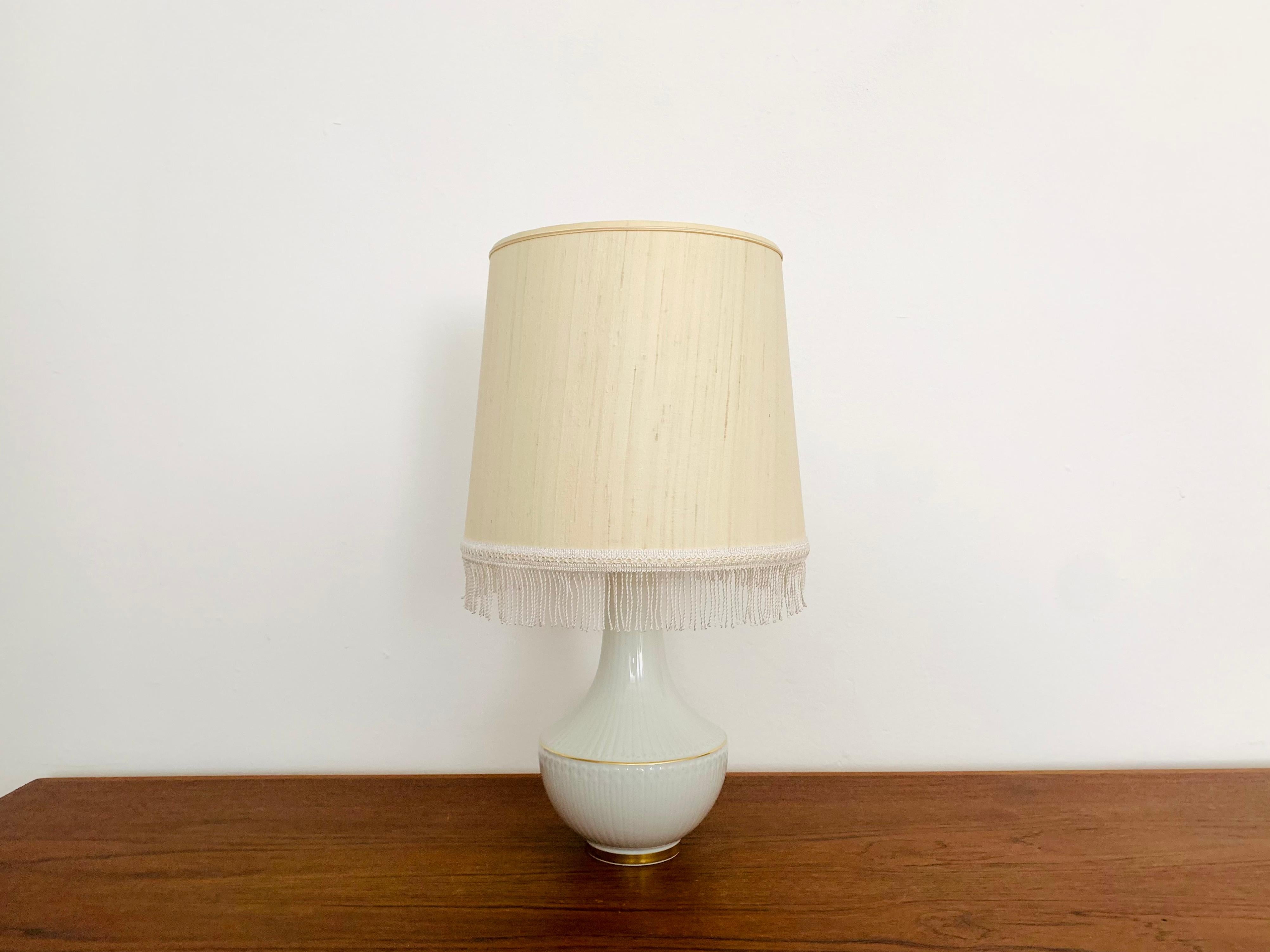 Impressionnante lampe de table en porcelaine des années 1960.
Fabrication de très haute qualité et très beau design.

Fabricant : Hutschenreuther

Condit :

Très bon état vintage avec des signes d'usure minimes.
L'abat-jour présente de légers signes