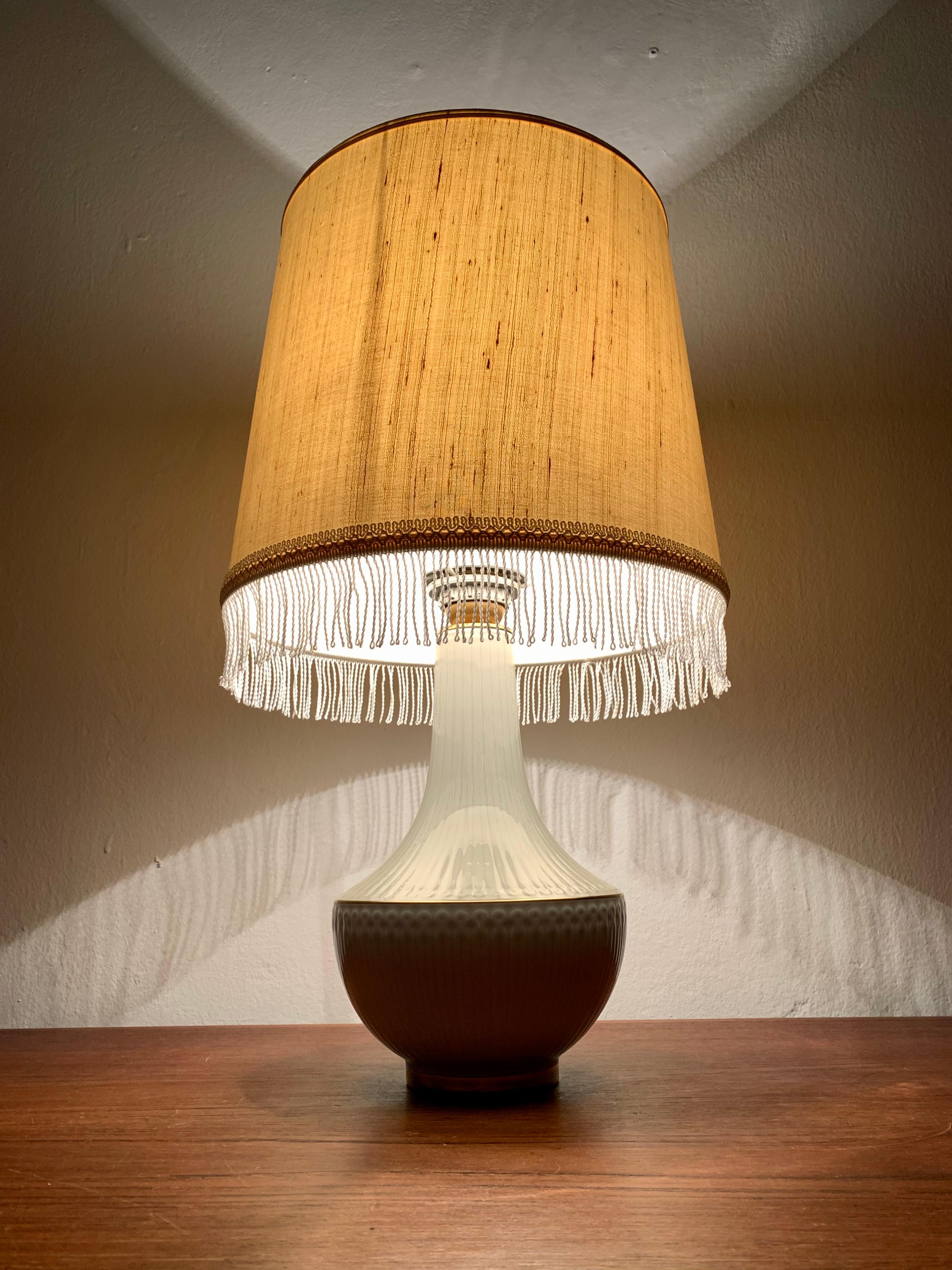 Lampe de table en porcelaine par Hutschenreuther en vente 2