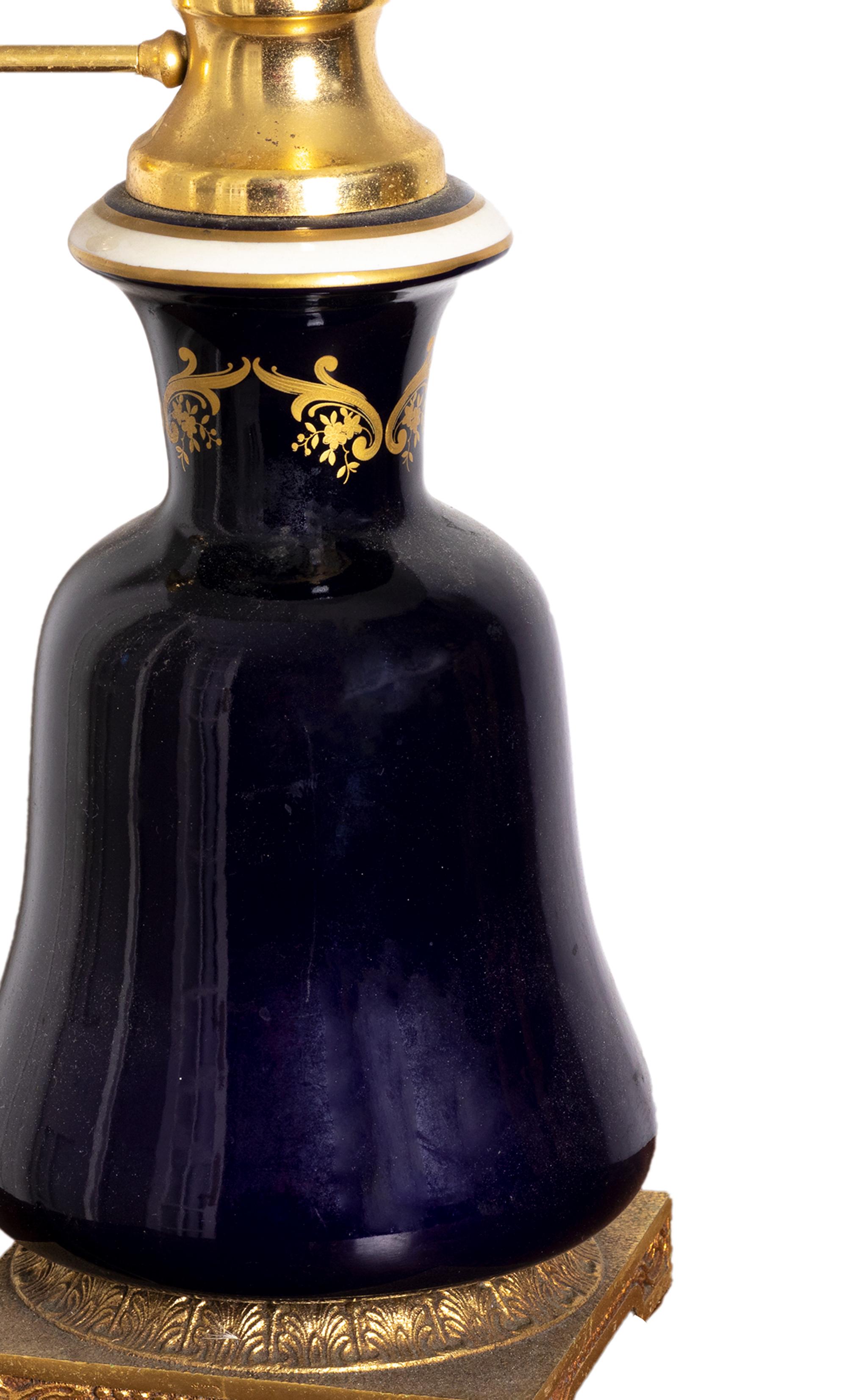 Lámpara de Mesa de Porcelana, Estilo Luis XVI, Floral Azul, Francia, Siglo XX Dorado en venta