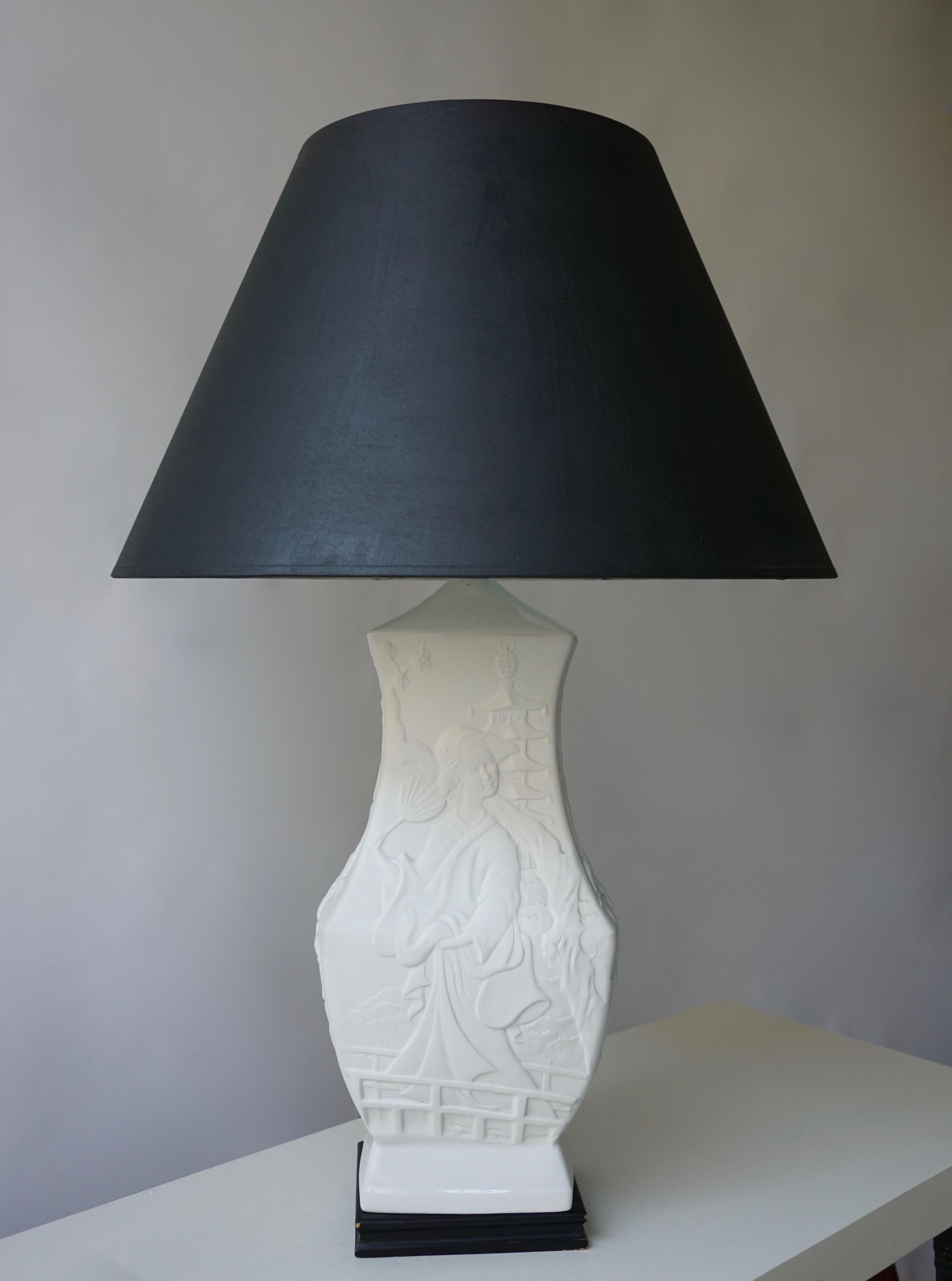 Porcelain table lamp on a wooden base.
Measures: Height base 52 cm.
Width base 22 cm.
Depth base 17 cm.
Shade is not for sale and is not included in the price.