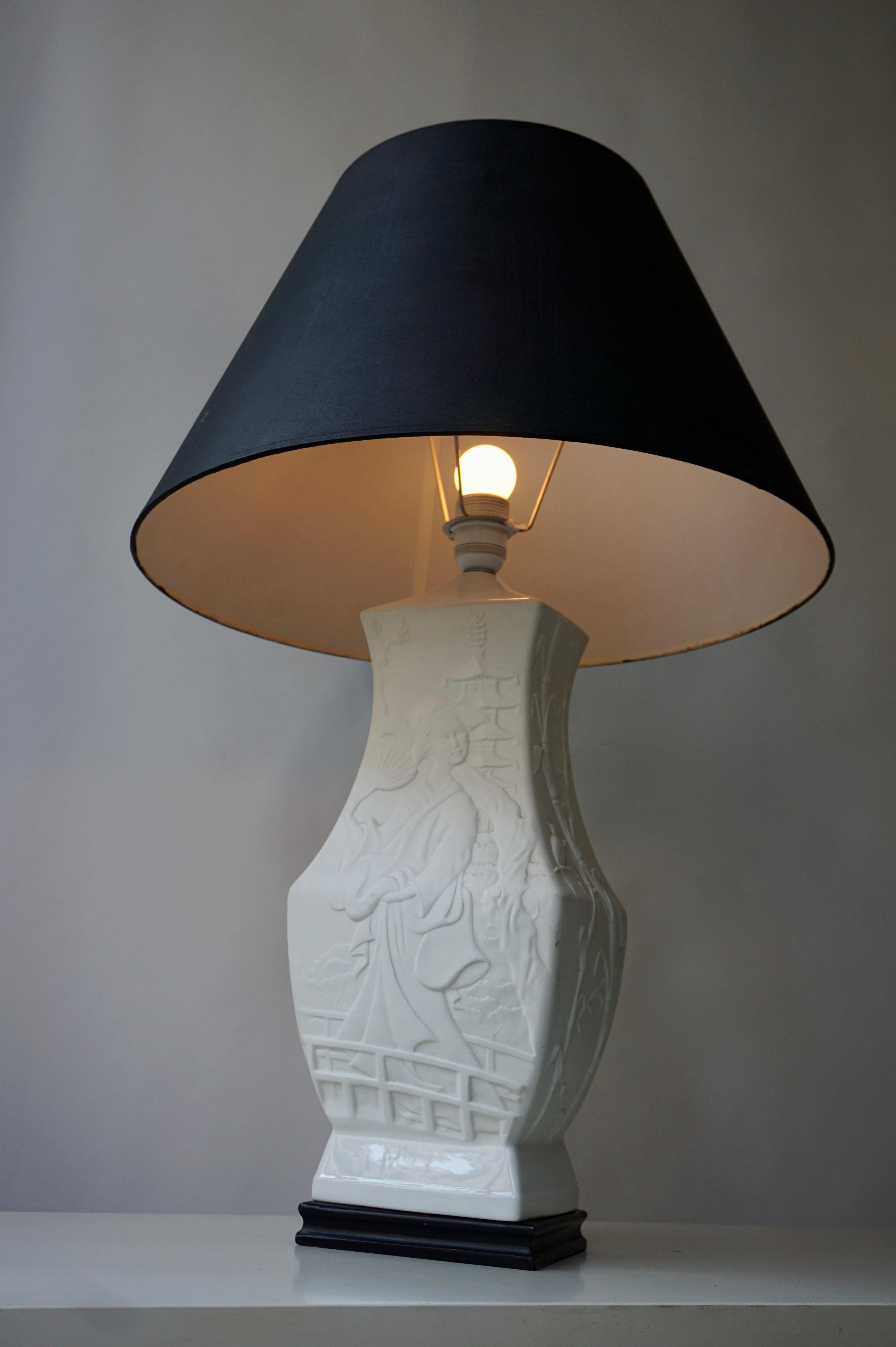 Mid-Century Modern Lampe de table en porcelaine sur socle en bois en vente