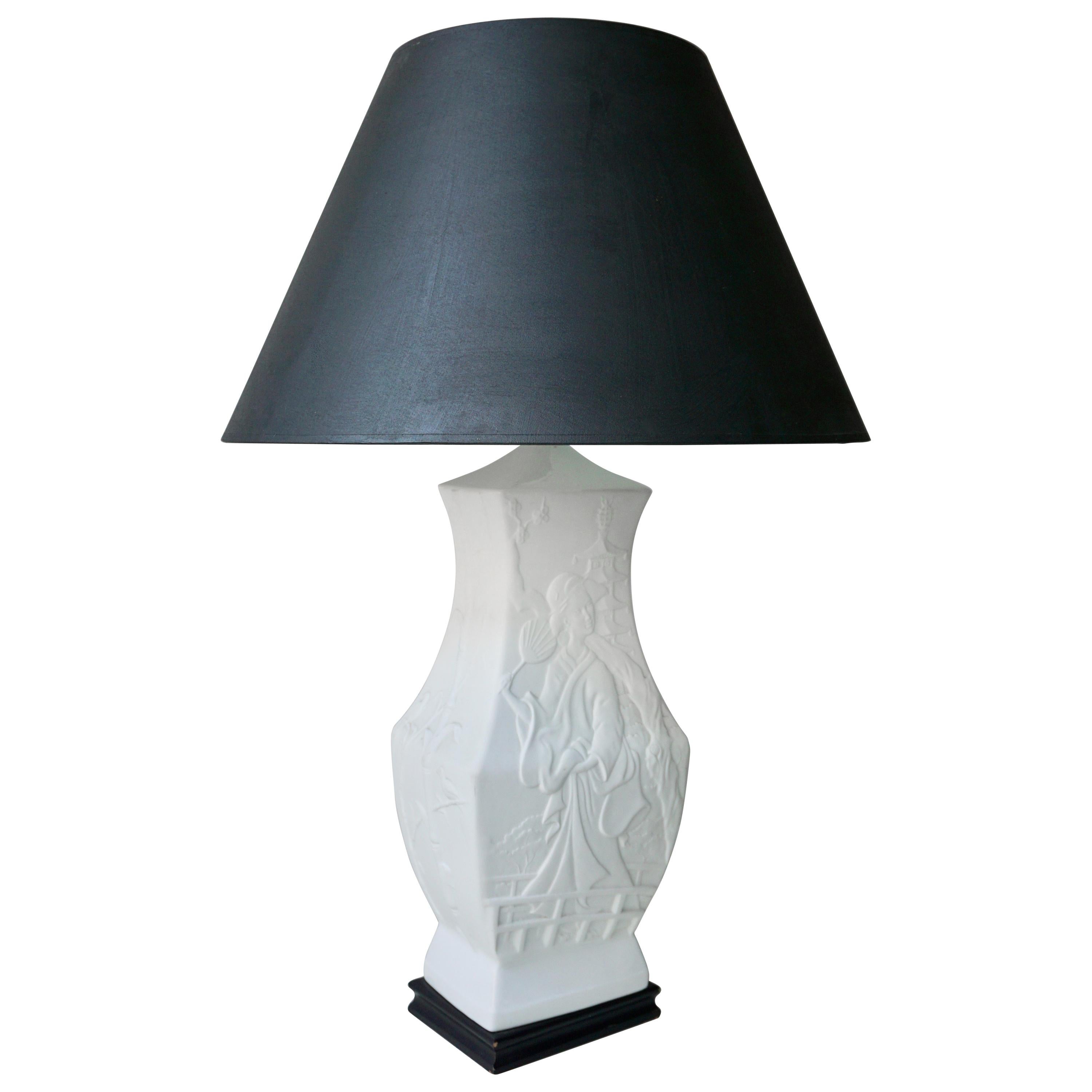 Lampe de table en porcelaine sur socle en bois en vente