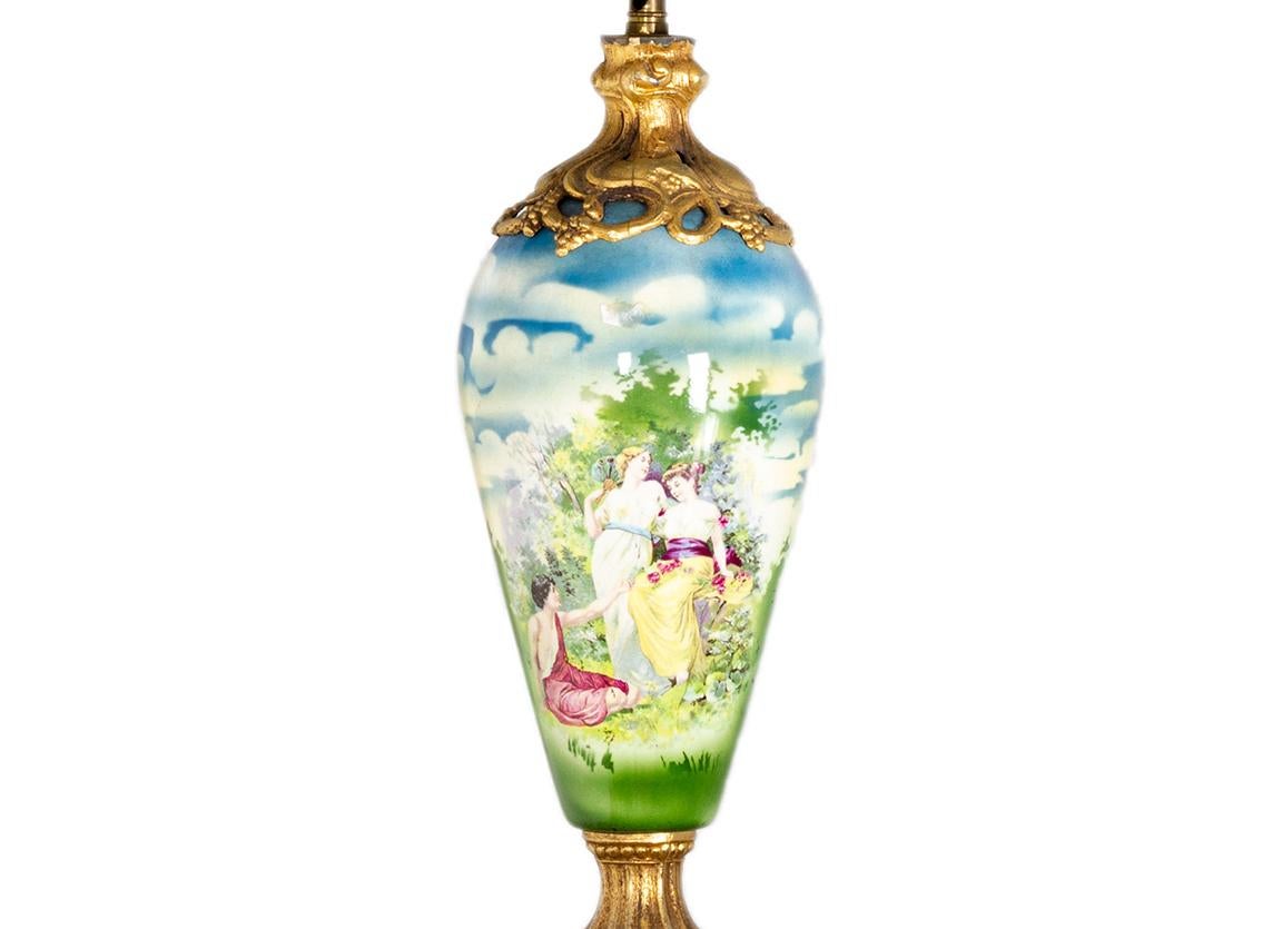 Lámpara de mesa estilo Napoleón III de Sevres con porcelana pintada con ninfas galantes en el jardín, bronce dorado y membrete en el espíritu del estilo Barroco Revivalista de la década de 1900

altura sin pantalla: 48 cm