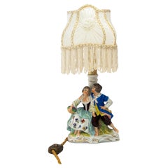 Lampada da tavolo in porcellana con paralume originale in tessuto vienna anni '60 circa