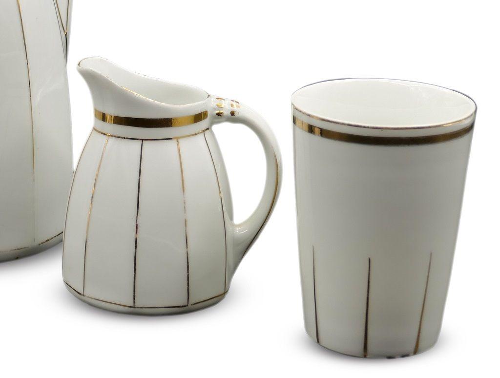 You are admiring a refined Porcelain Tableware realized very likely in 1915 between Germany and Austria.

Porcelain set reminding the Vienna secession atmosphere. 

It includes:

- a white coffee pot with gold border. With written below 