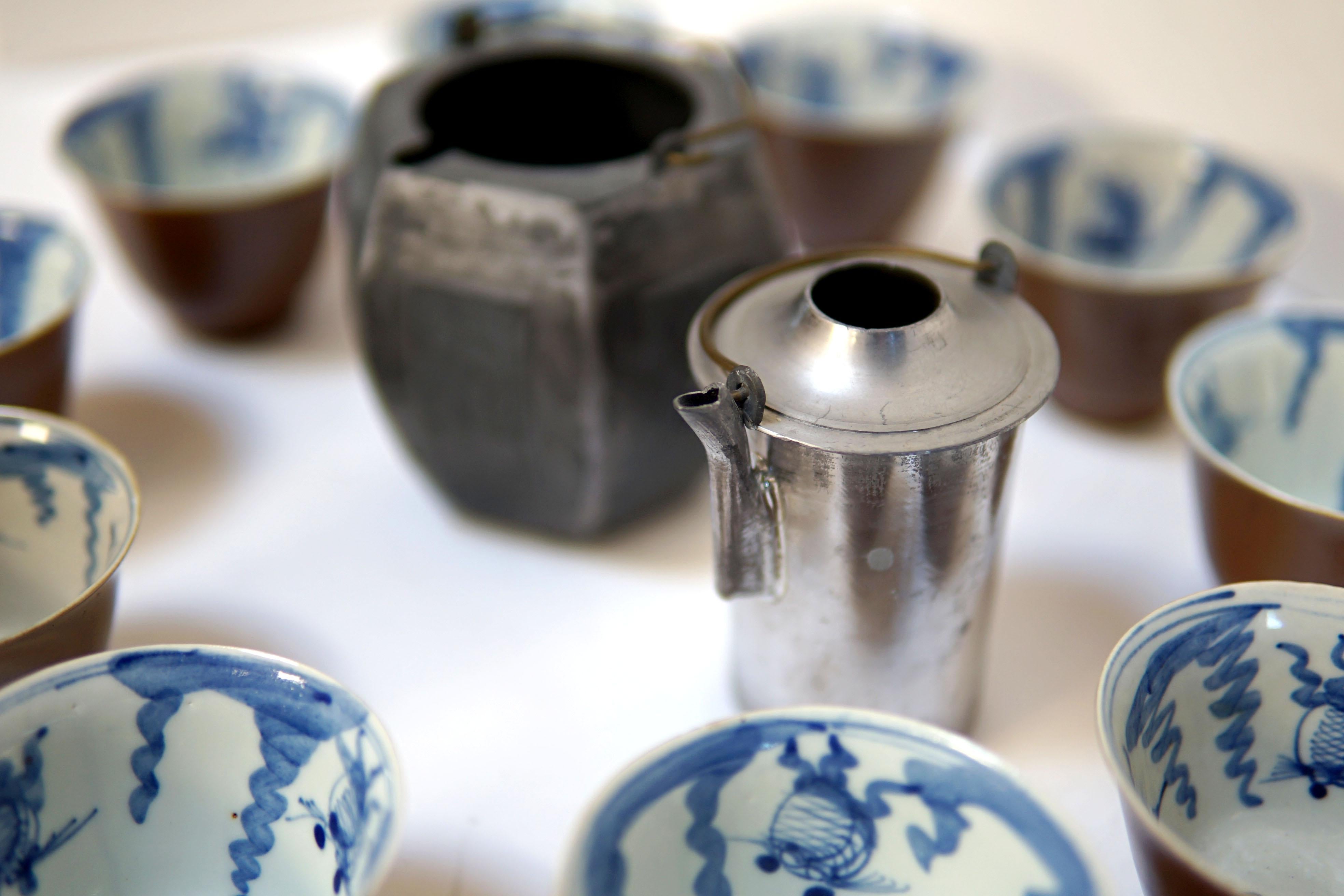 Teeschalen aus Porzellan im Vintage-Stil in Blau und Weiß mit versilberter japanischer Sechseck-Teekanne im Angebot 6