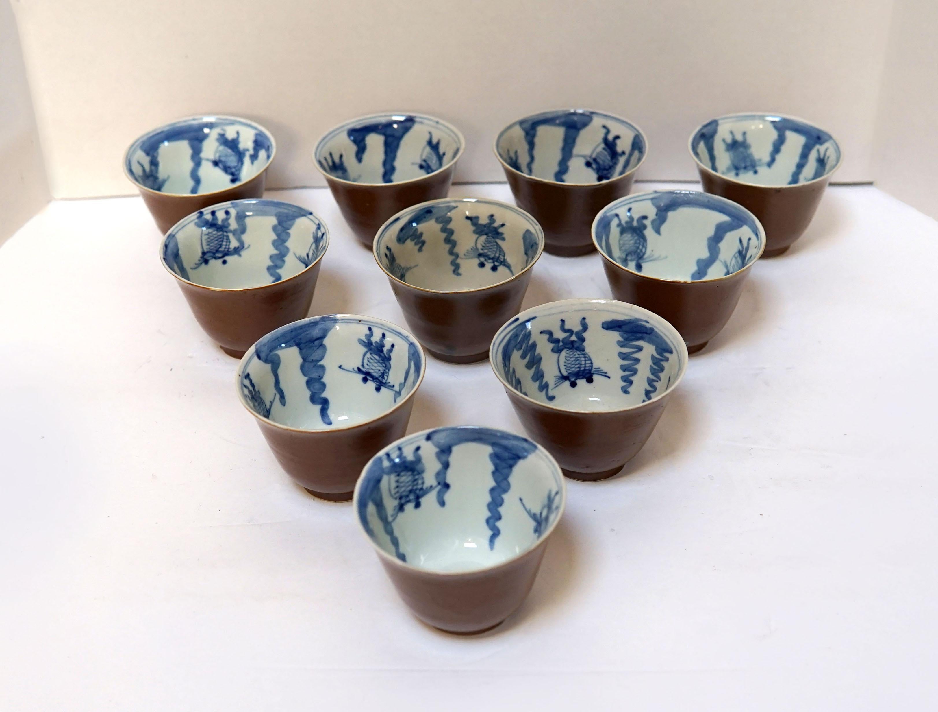 Dieses Set aus alten Teeschalen und einer versilberten oder verzinkten Teekanne aus Japan aus dem 19. Jahrhundert ist ungewöhnlich. 
Das Set stammt aus einer Nachlassauktion, bei der 10 blau-weiße Teeschalen aus Batavia-Porzellan aus dem frühen 20.