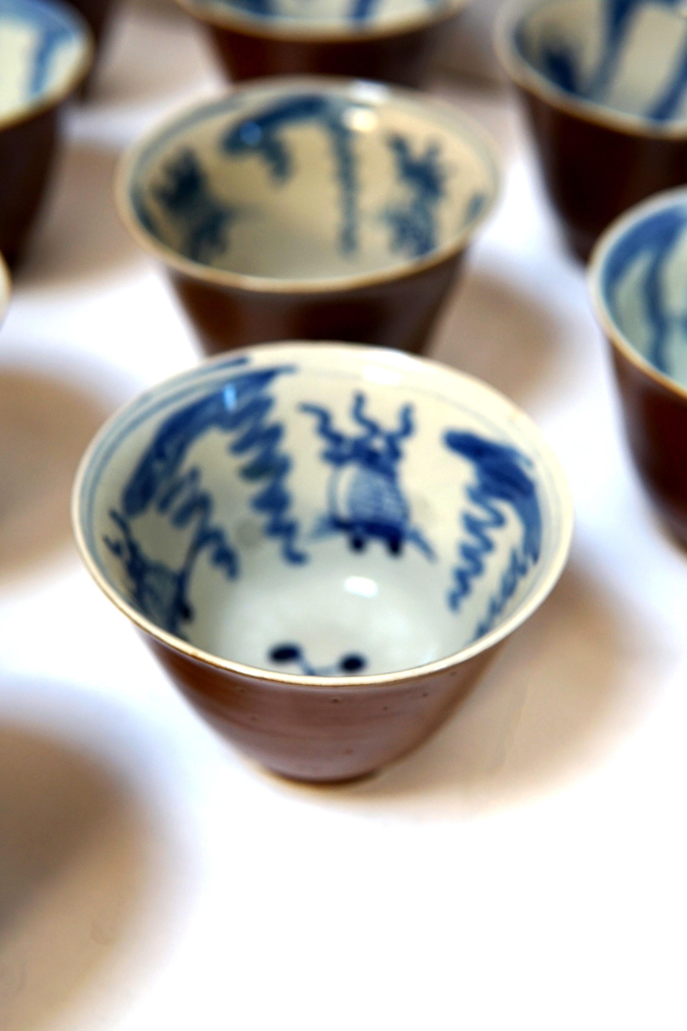Teeschalen aus Porzellan im Vintage-Stil in Blau und Weiß mit versilberter japanischer Sechseck-Teekanne (Radiert) im Angebot