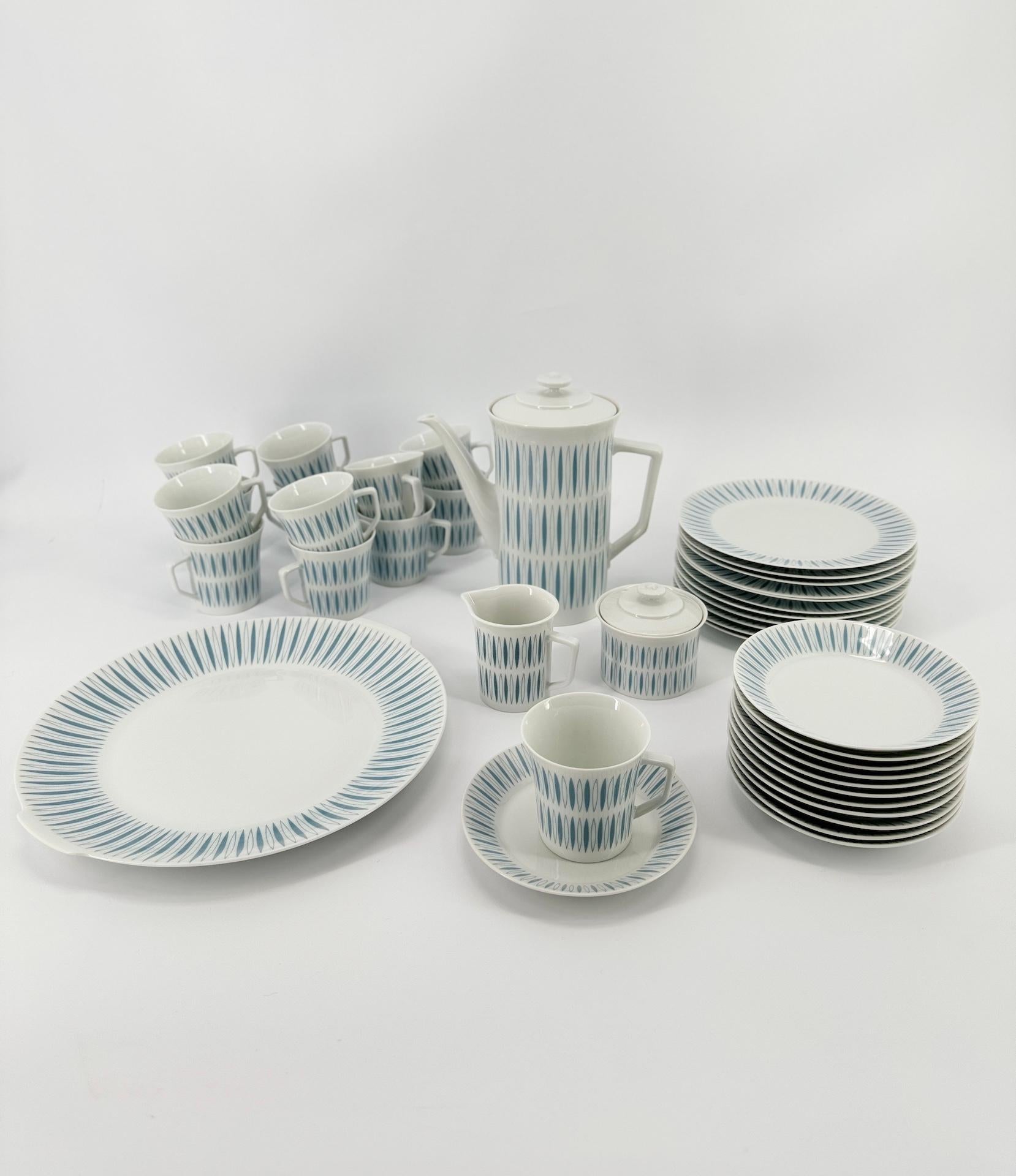 Porcelain Tea Coffee and Dessert Set Furstenberg 1960’s White and Blue 37 Pieces In Good Condition In Crespières, FR
