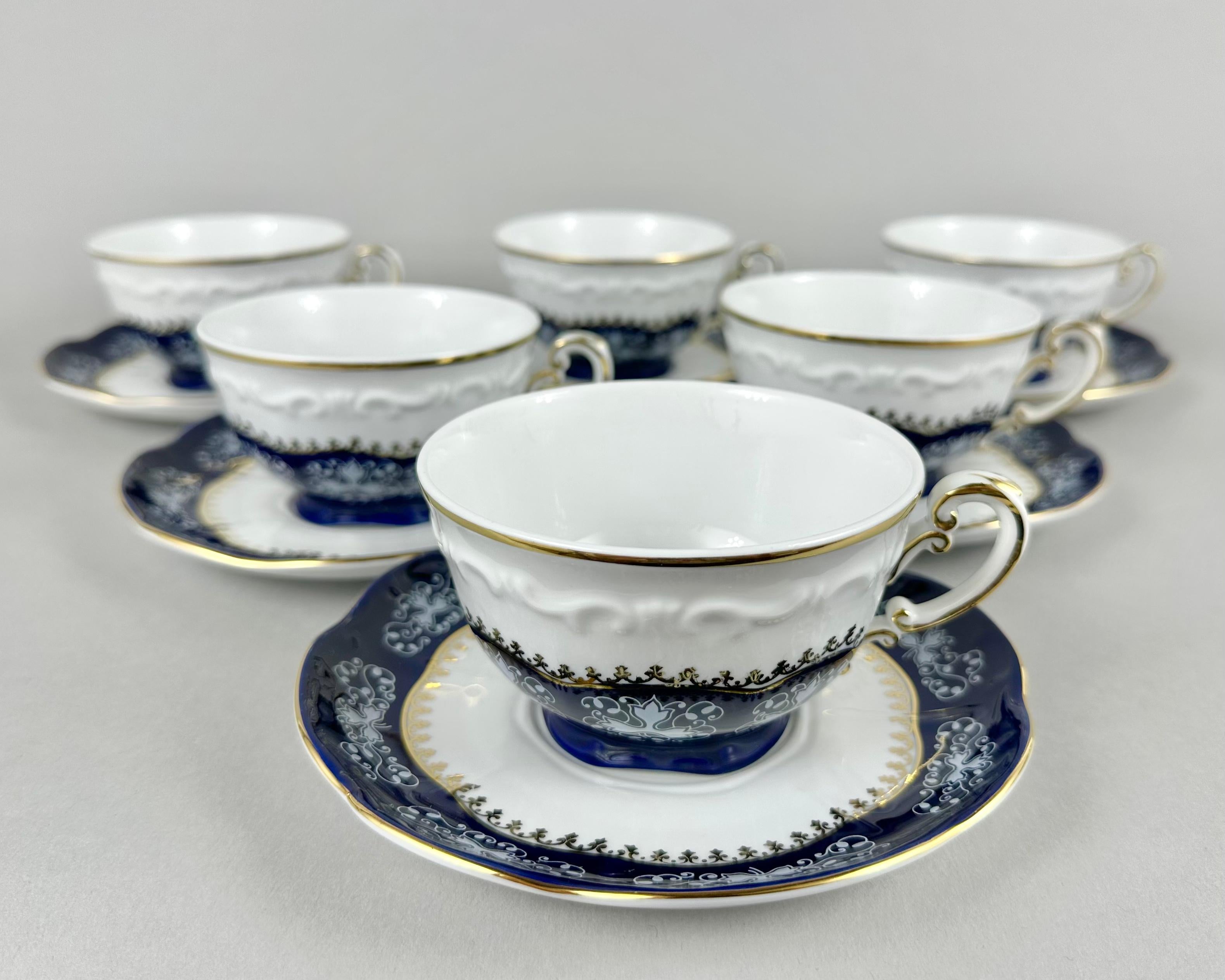 Service à café ou à thé en porcelaine vintage de Zsolney Manufacturer, Hongrie, années 1960.

Whiting se compose de 15 pièces en porcelaine blanche avec des motifs et des bords bleu cobalt et or.

Zsolnay crée de la porcelaine peinte à la main à