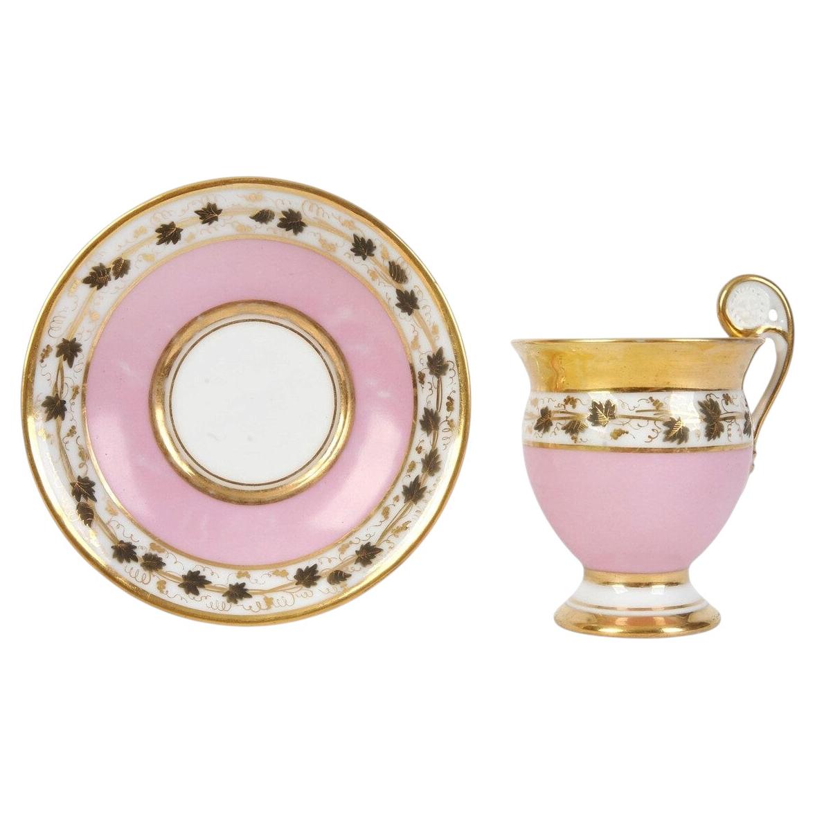 Tazza da tè e piattino in porcellana, Francia, marca Vieux Paris, primi anni del XIX secolo.