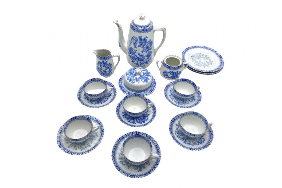 Porcelain set, Rosslau China Blau.

Breakfast set from the Hermann Schomburg & Söhne Porzellan Rosslau manufacture, China Blau collection. Very good condition, no damage.

The set includes: a teapot, butter dish, milk jug, sugar bowl, 6 cups and