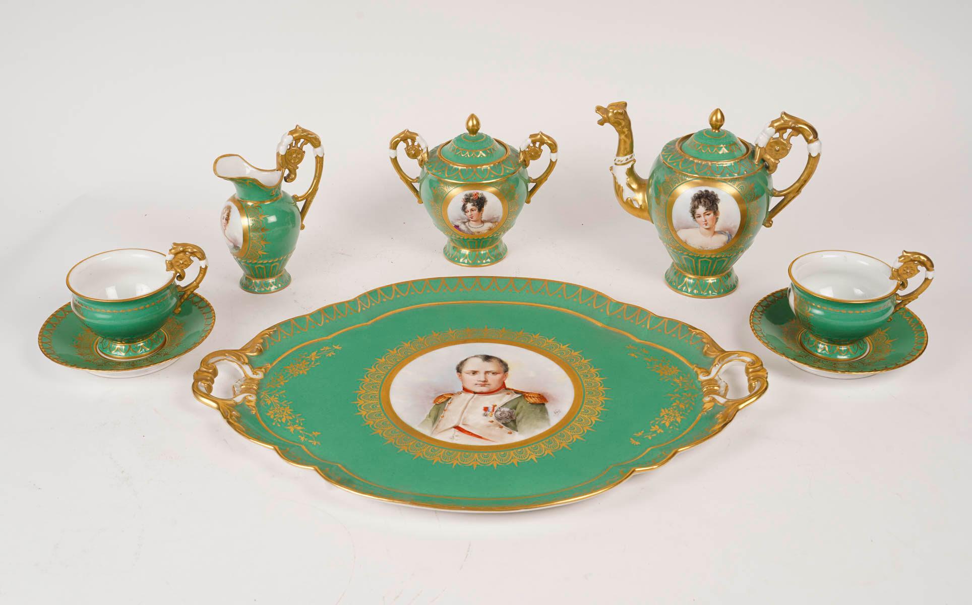 Service à thé en porcelaine avec décorations de Napoléon, manufacture impériale de Sèvres, XIXe siècle, style Empire.


Service à thé en porcelaine de Sèvres à décorations napoléoniennes, style Empire, 19e siècle.
Coupes : H : 10.5cm. D :