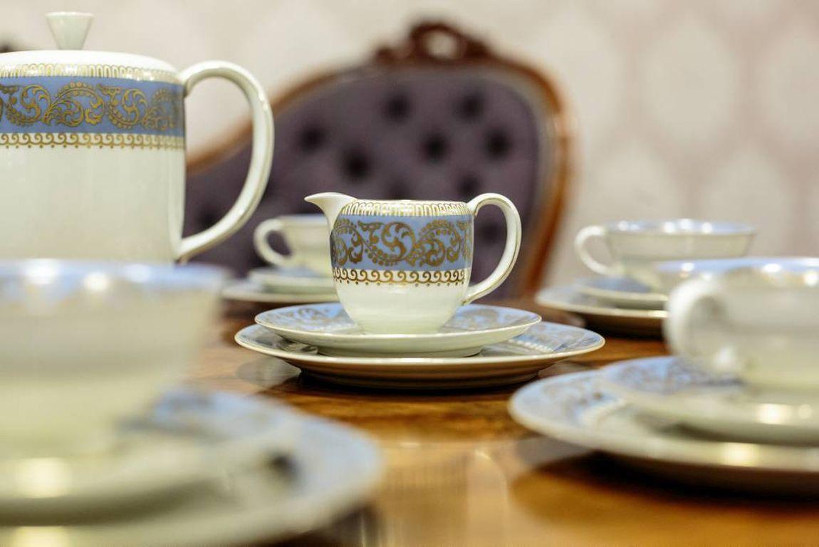 Presented tea service is made of white china. It is ornamented with a sky-blue stripe of a painted, gilded pattern.
The whole is signed with the Koniglich Porzellanfabrik Tettau Bavaria signature.
The signature is underglaze, and was in use after