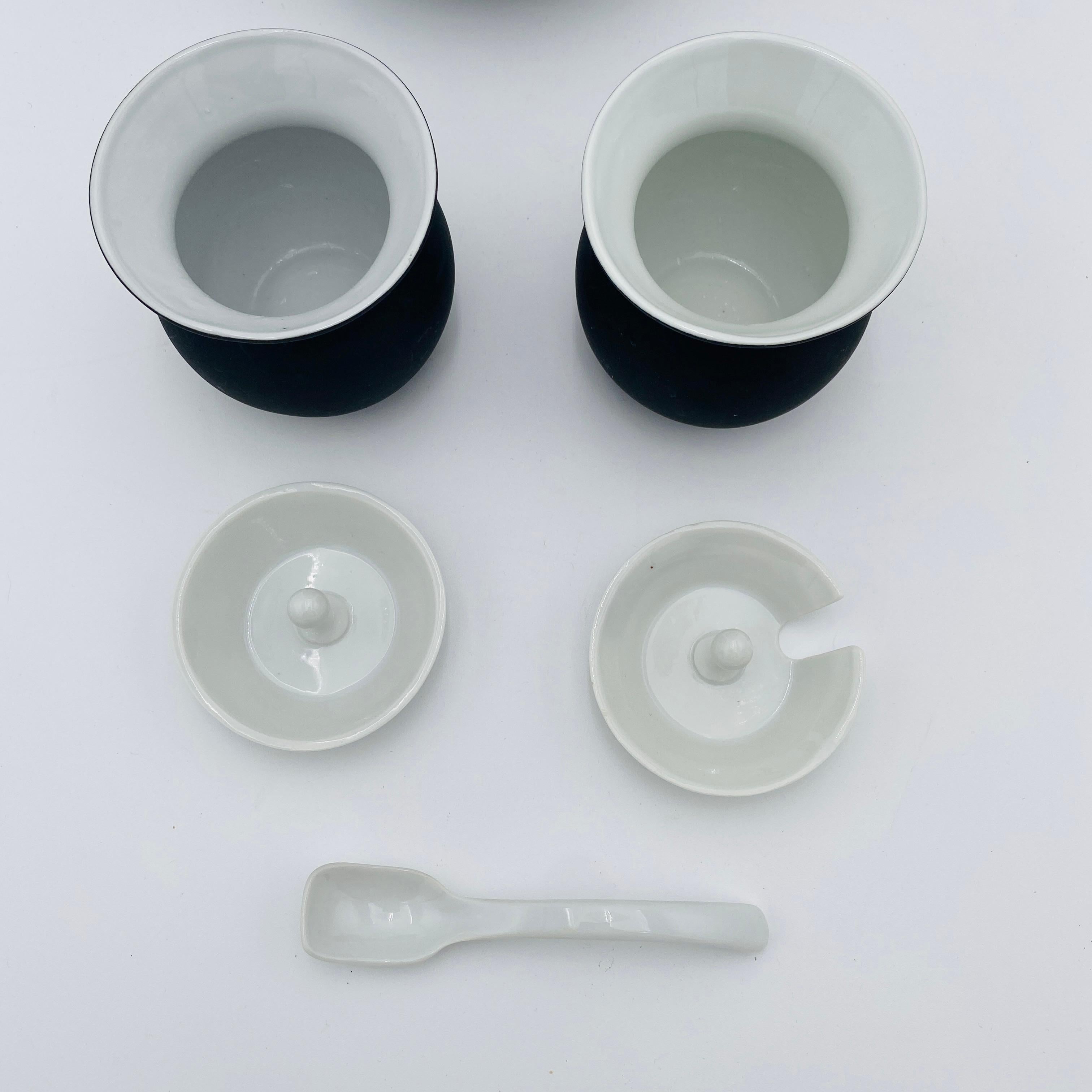 Tetera de porcelana, crema y azúcar de Lagardo Tackett para Freeman Lederman en venta 3