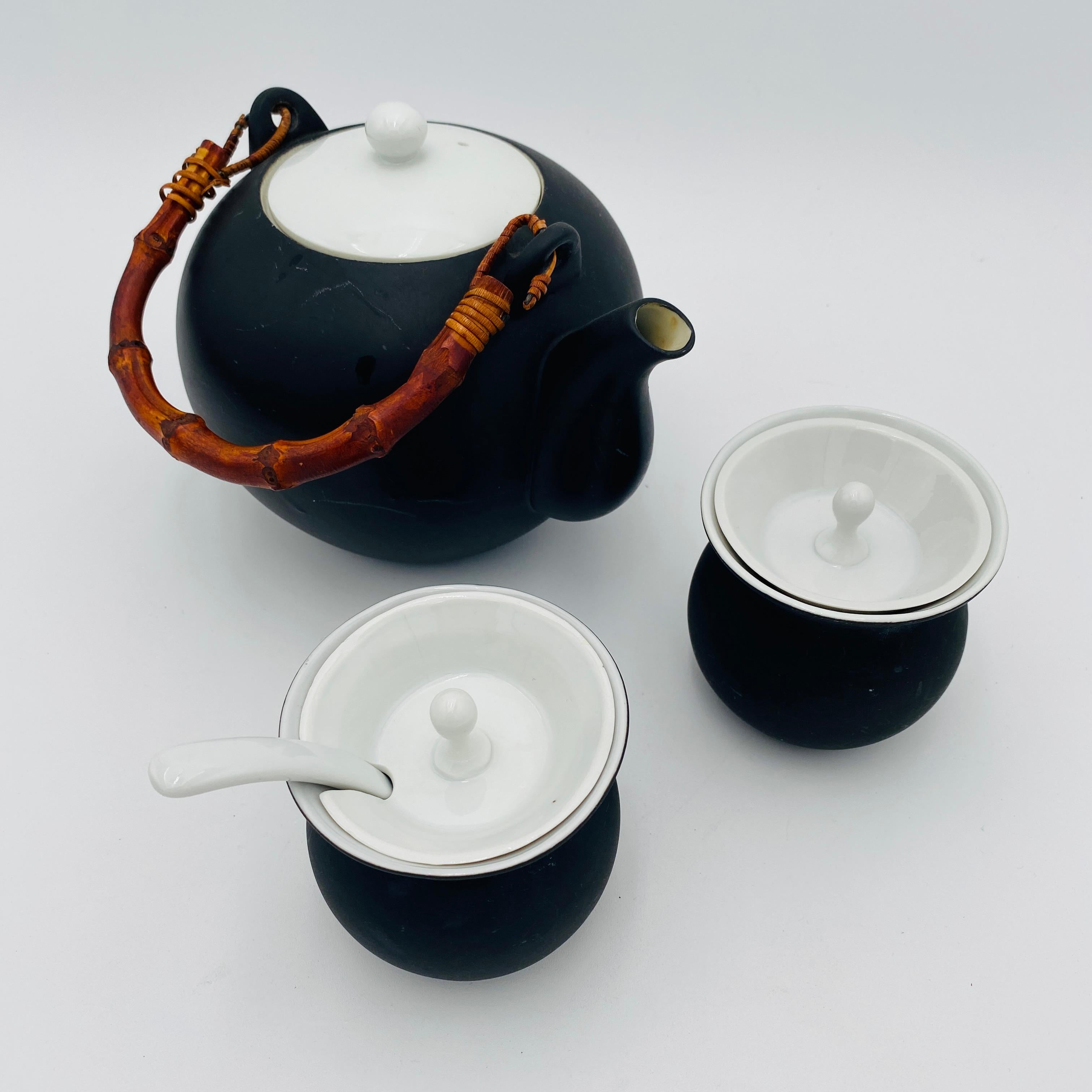 Tetera de porcelana, crema y azúcar de Lagardo Tackett para Freeman Lederman Moderno de mediados de siglo en venta