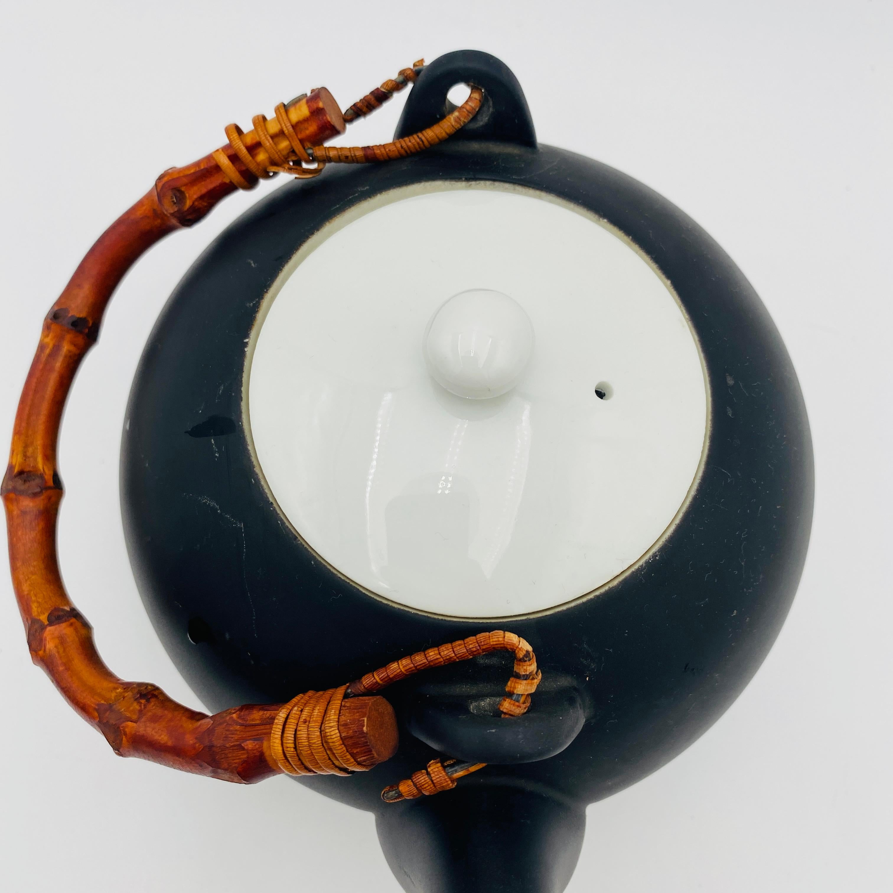 Tetera de porcelana, crema y azúcar de Lagardo Tackett para Freeman Lederman Japonés en venta