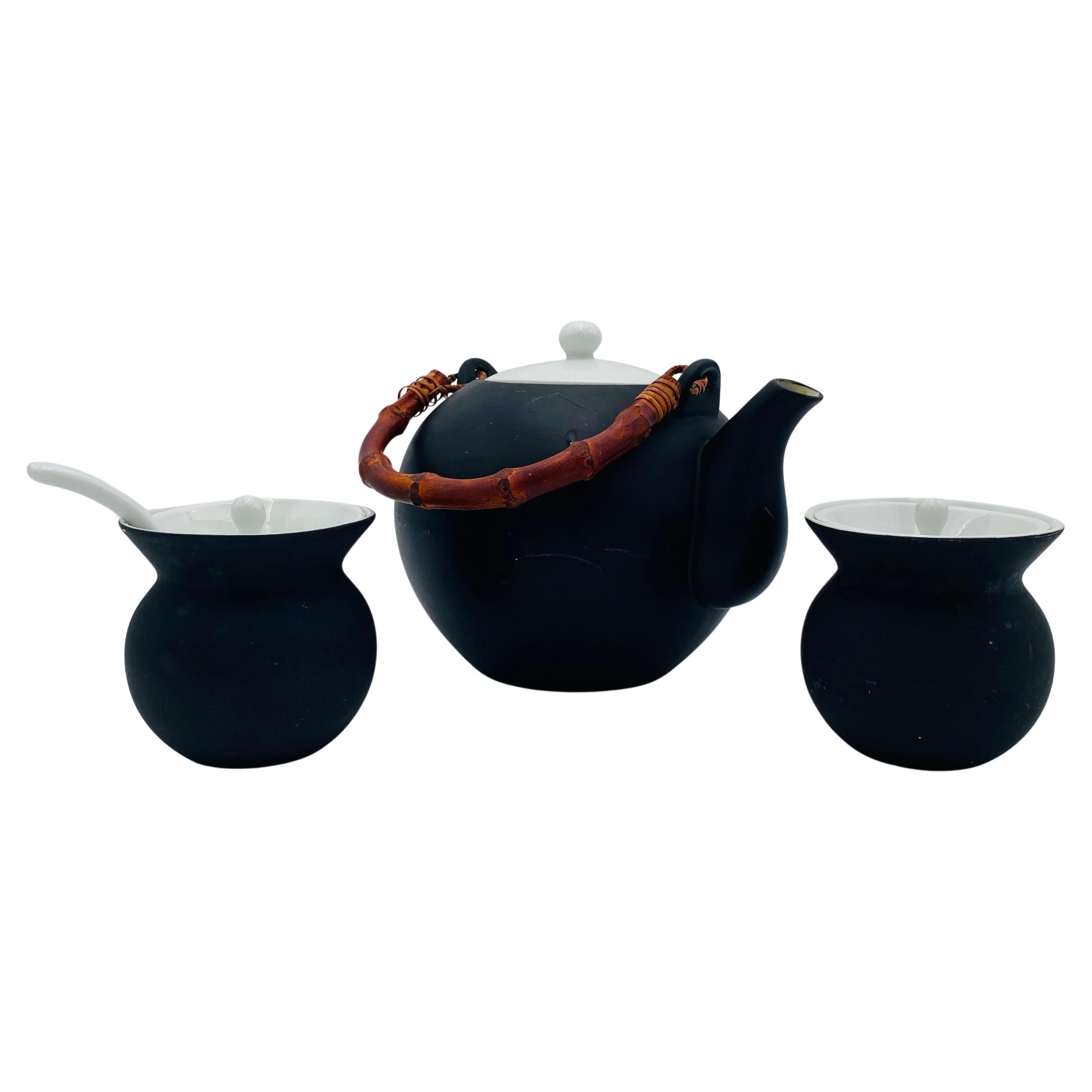 Tetera de porcelana, crema y azúcar de Lagardo Tackett para Freeman Lederman en venta