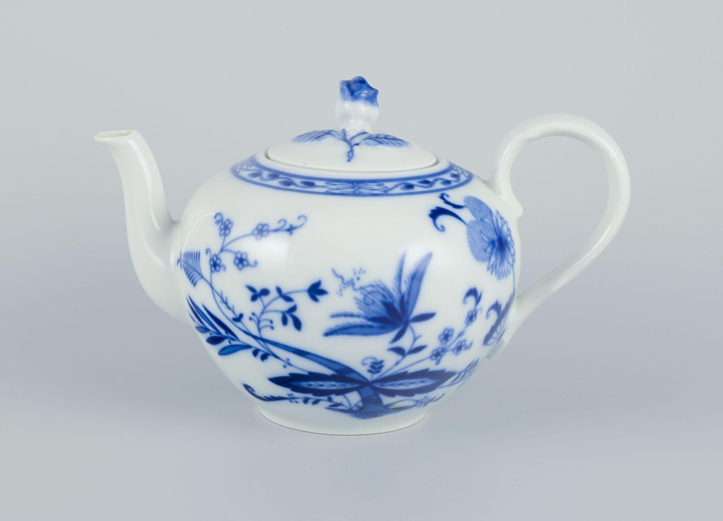 Pre-owned goods are exempt from import duties for U.S. customers. 
Therefore, no import tariffs will be applicable to your purchase.

Porcelain teapot with Blue Onion-patterned decoration. Germany.
Lid with flower knob.
Circa 1930s/40s.
Stamped