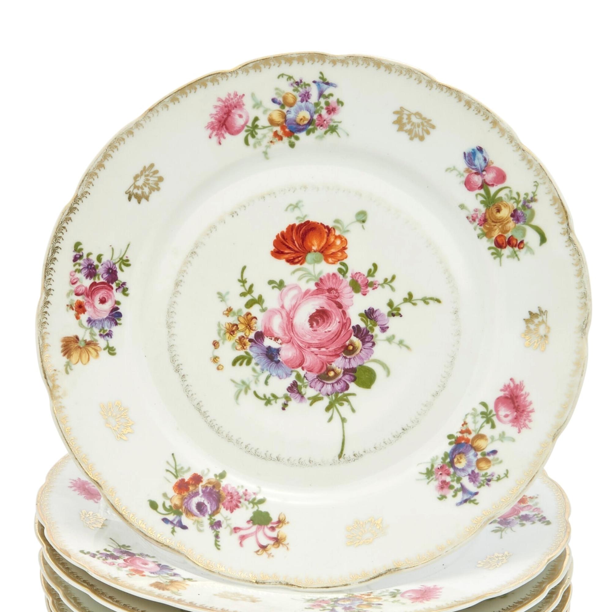Porcelain Transfer Decorate / Gilt  Dinner Service Plate For 11 People For Sale 1