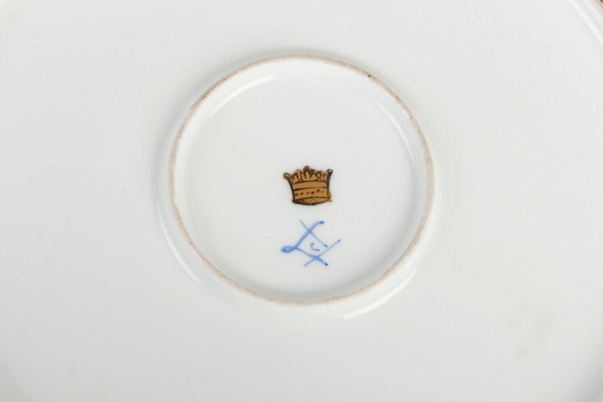 Porcelain tray and decanter with stopper.
19th century.
Sèvres sign and a gilded crown
Measures: Diameter : 28 cm
Height : 30 cm.