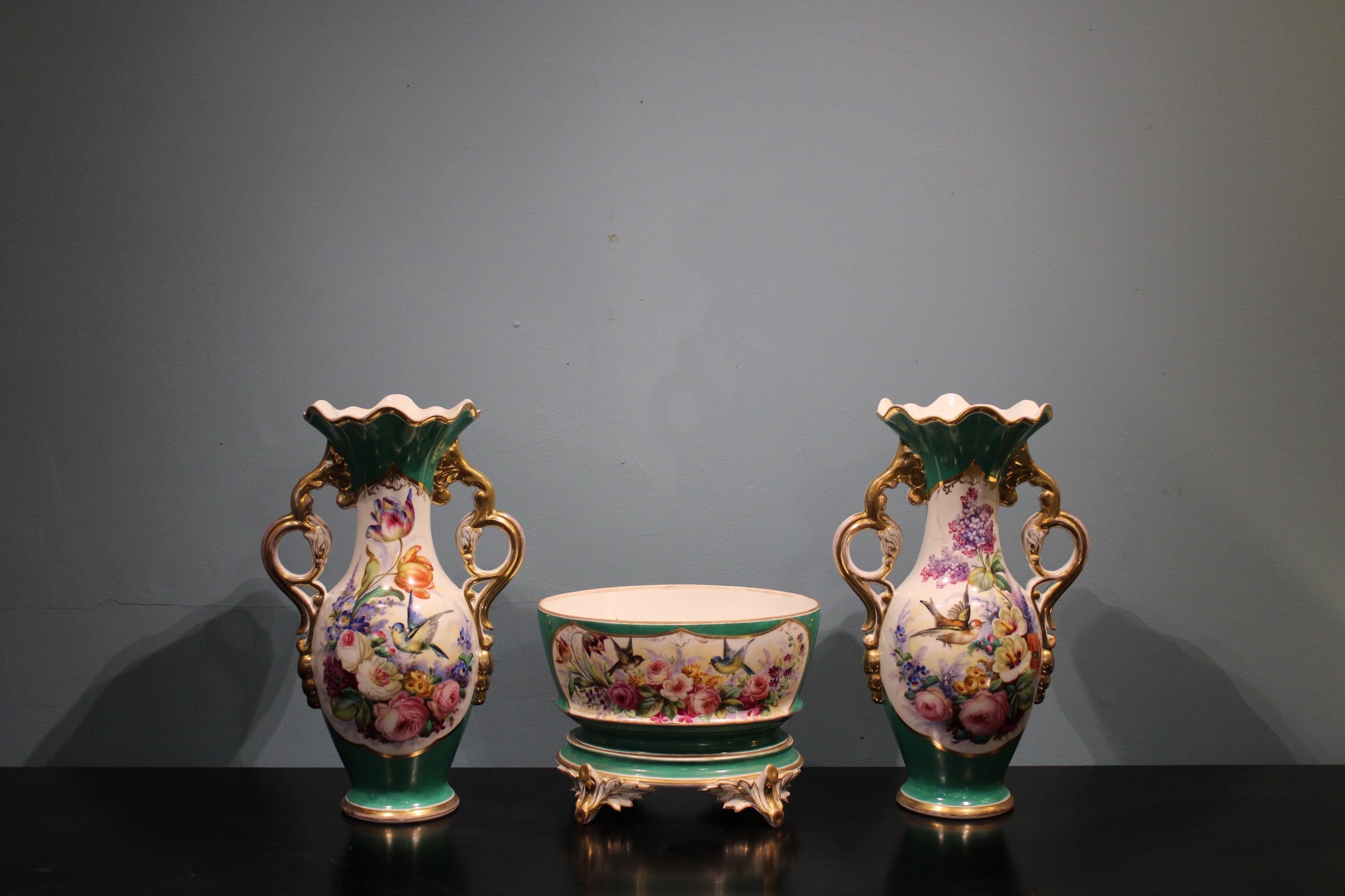 Porcelain trim, circa 1900. 
Vases dimensions : height 43 x lenght 28 x width 18 cm
Bol dimensions : height 21.5 x lenght 29.5 x width 19.5 cm
Noted : 3 ceramic firing accidents.