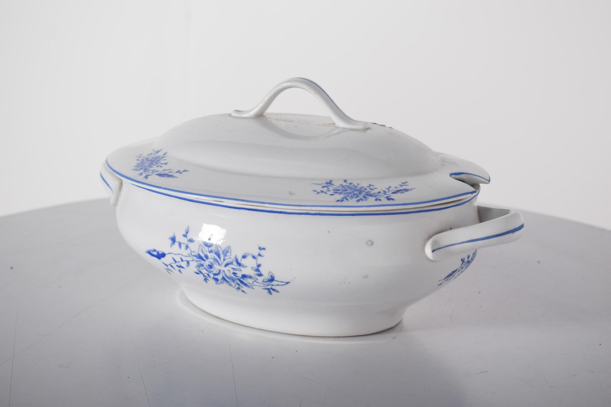 Soupière avec couvercle, Vista Alegre. Cette élégante soupière avec couvercle de la célèbre manufacture portugaise Vista Elegre, en porcelaine blanche à décor bleu, présente une forme classique, légèrement bombée, avec des poignées latérales