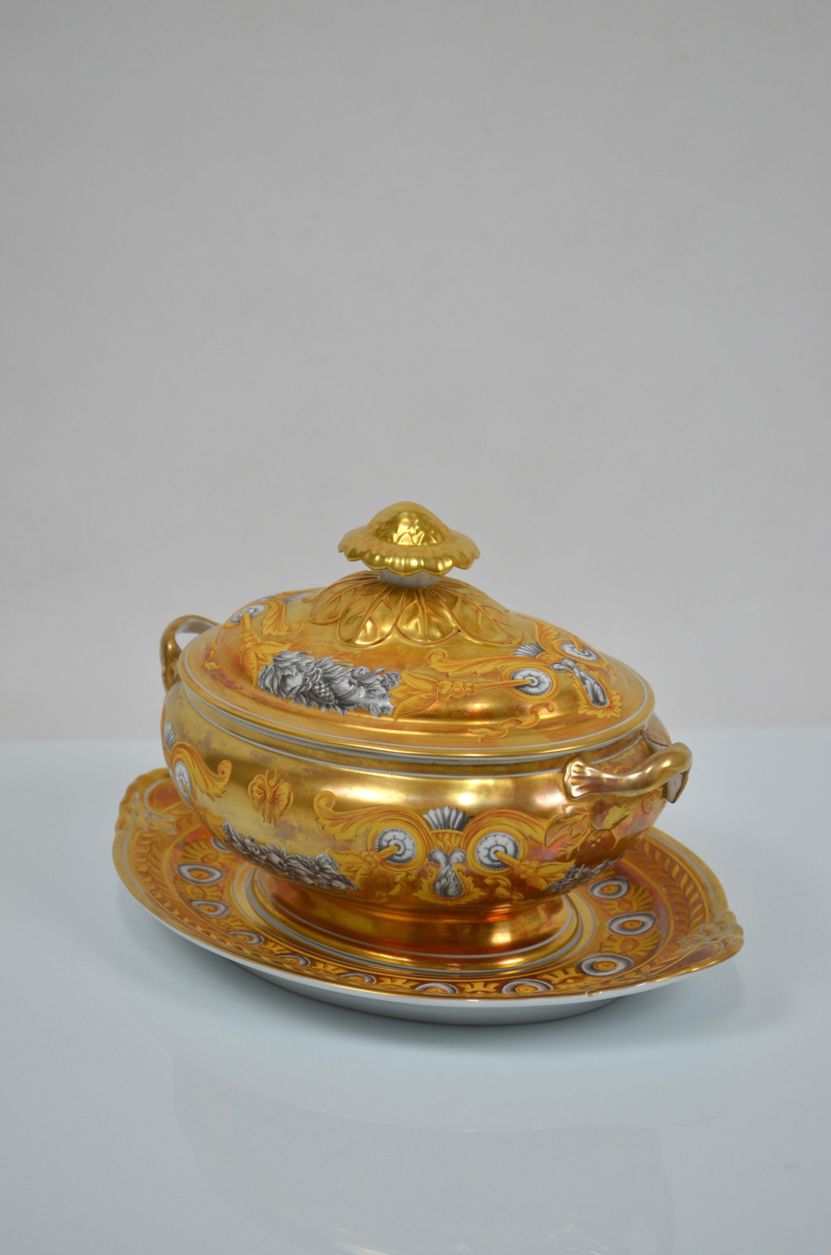 Porcelain tureen, Vista Alegre, Portugal, 
Superb porcelain tureen, hand painted and covered with gold powder.
It consists of its lid and a plate.
In excellent condition, it has never been used.
Presence of the manufacturer's signature.
A porcelain