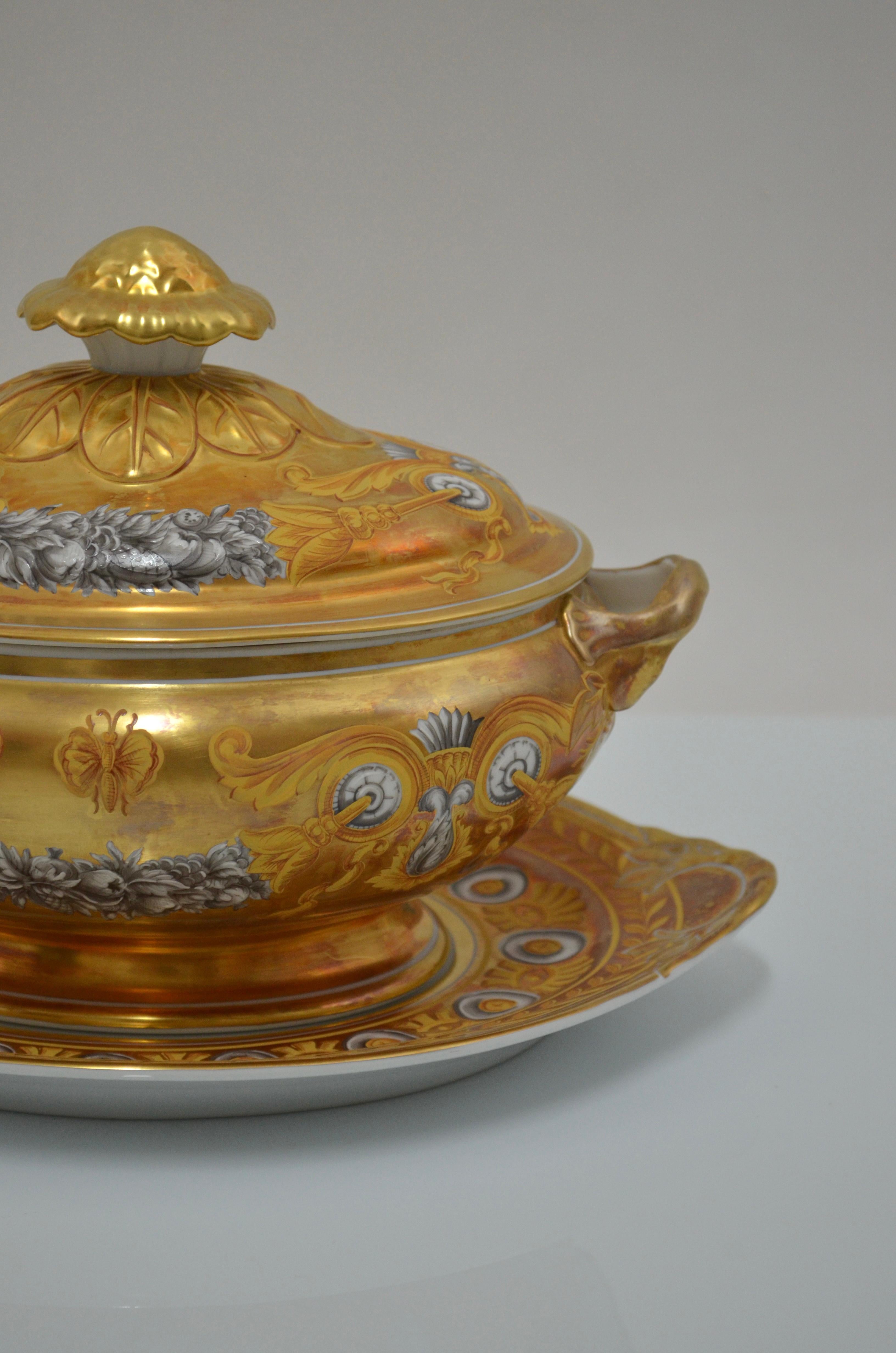 Regency Porcelain tureen with gold powder and hand painted, Vista Alegre For Sale