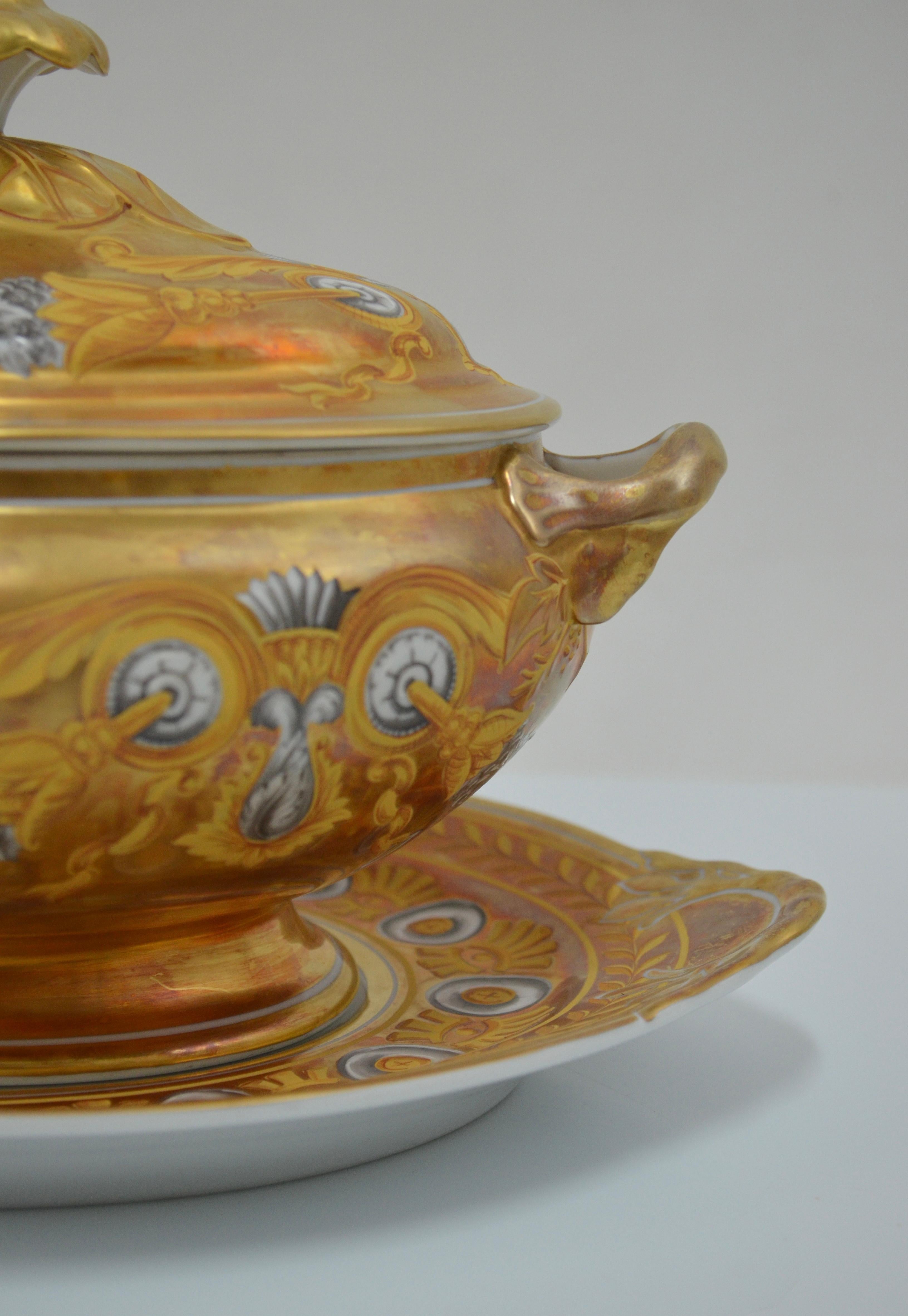 Porcelain tureen with gold powder and hand painted, Vista Alegre In Excellent Condition For Sale In Marinha Grande, PT