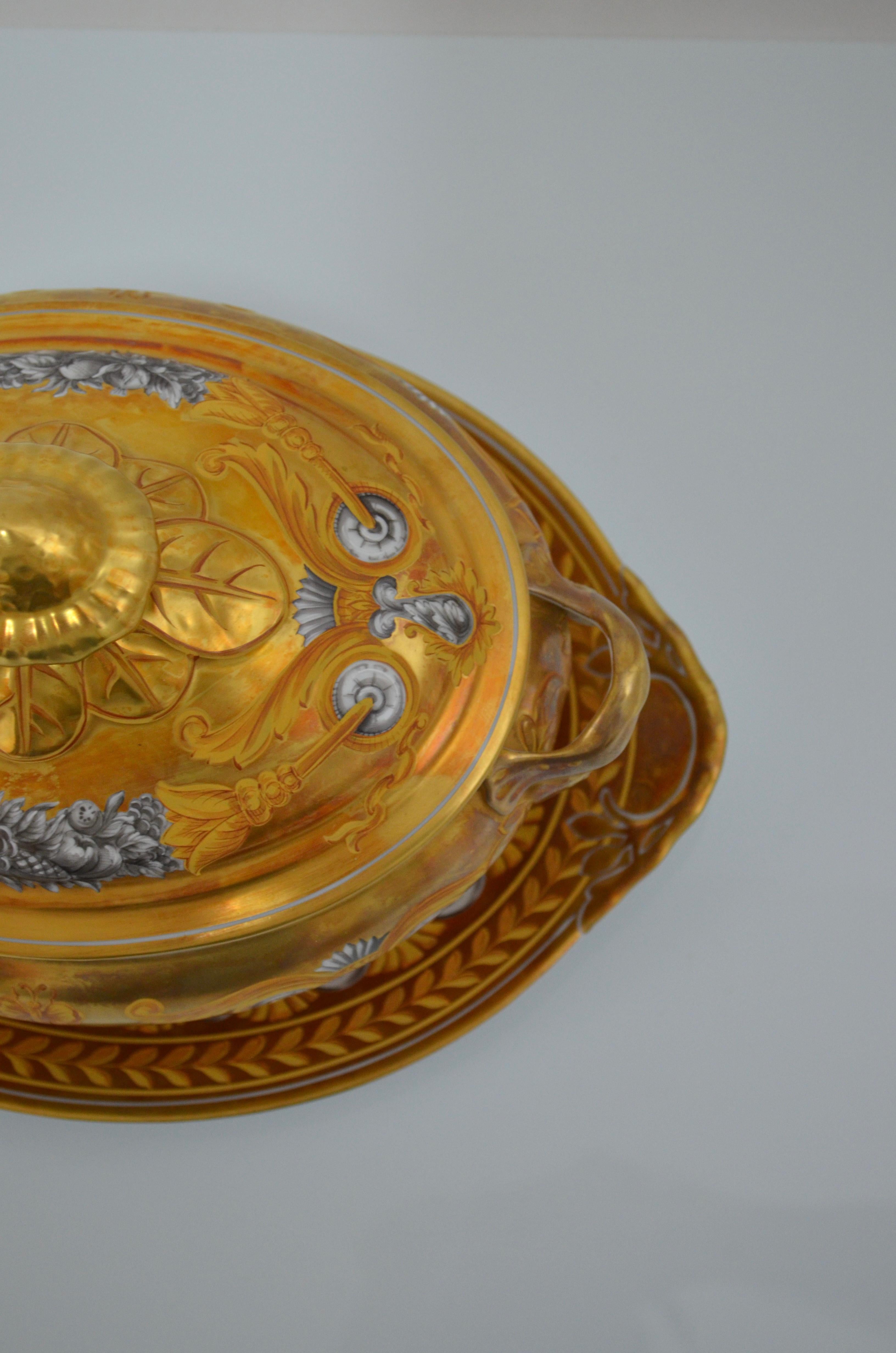 Fin du 20e siècle Soupière en porcelaine dorée et peinte à la main Vista Alegre en vente