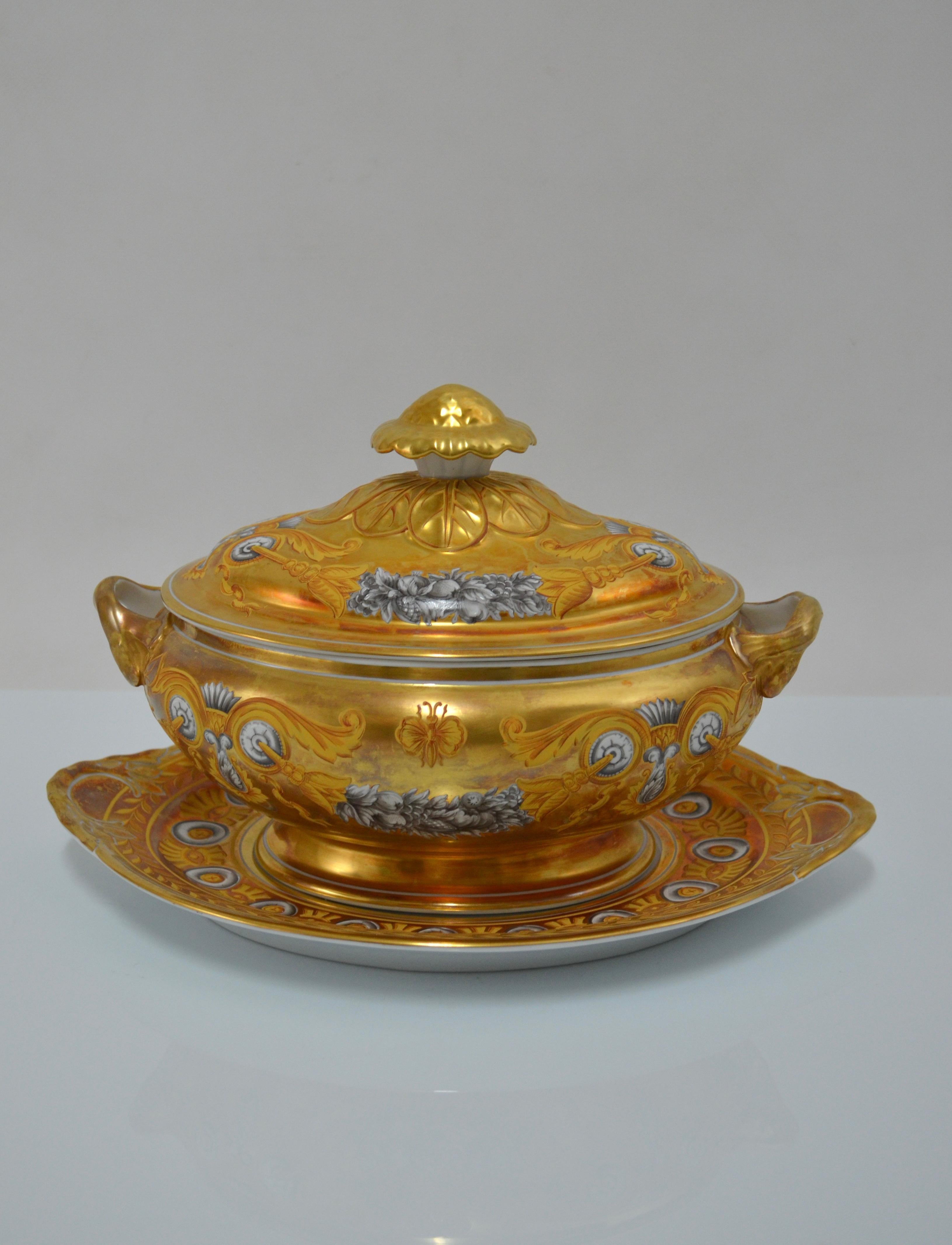Porcelain tureen with gold powder and hand painted, Vista Alegre For Sale 1