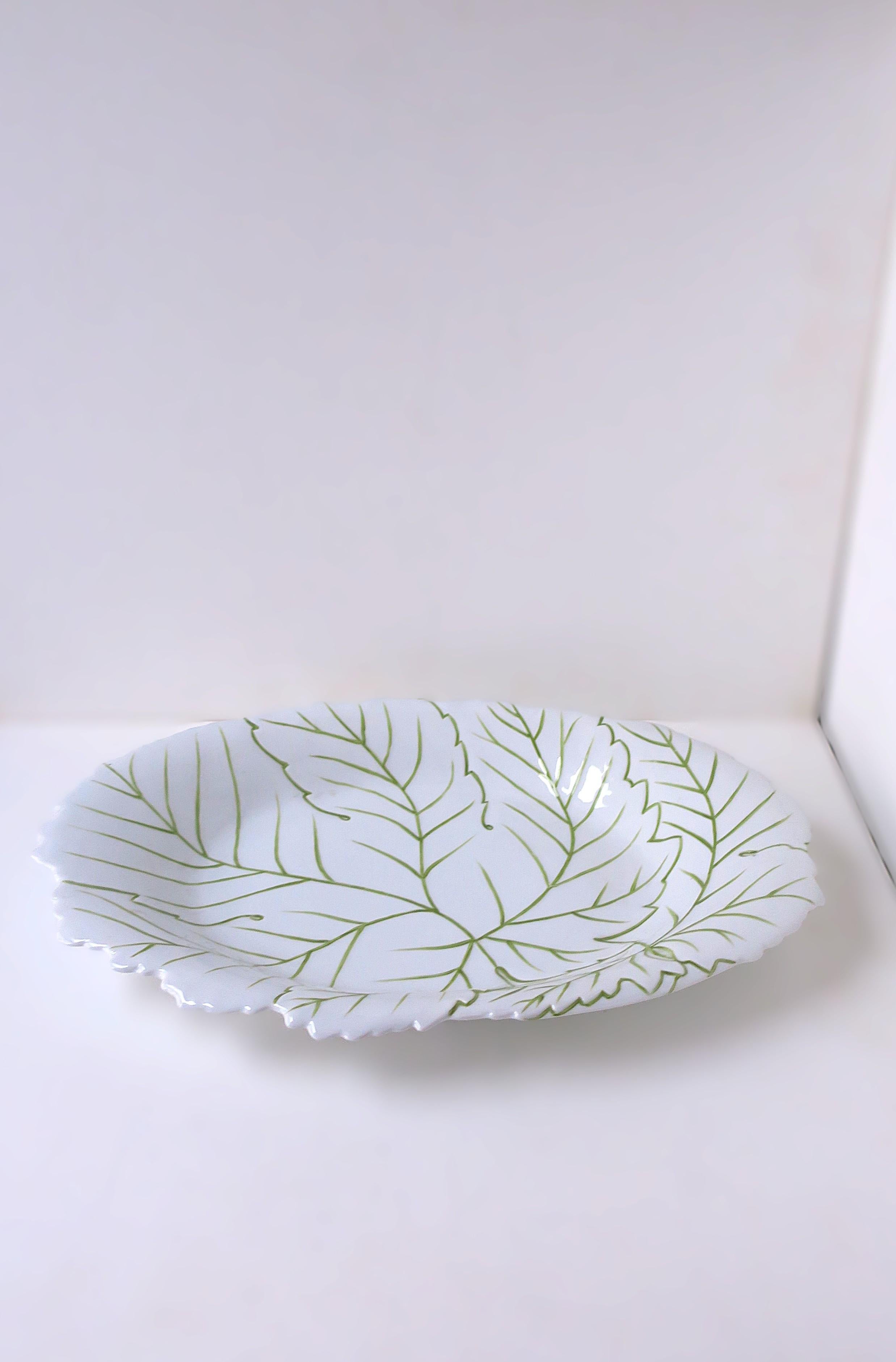 Porcelain Urn Centerpiece Leaf Design For Sale 8