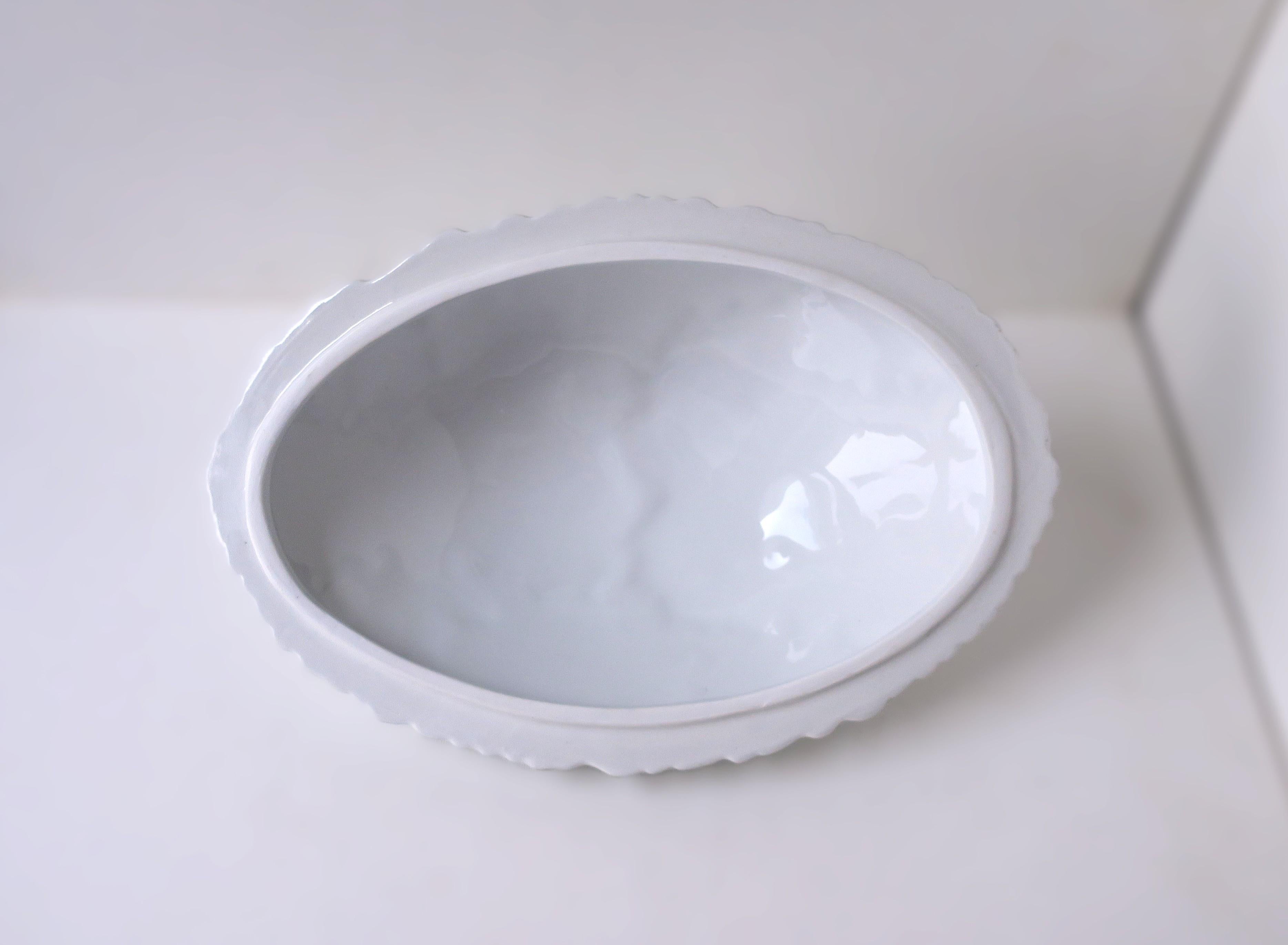 Porcelain Urn Centerpiece Leaf Design For Sale 10