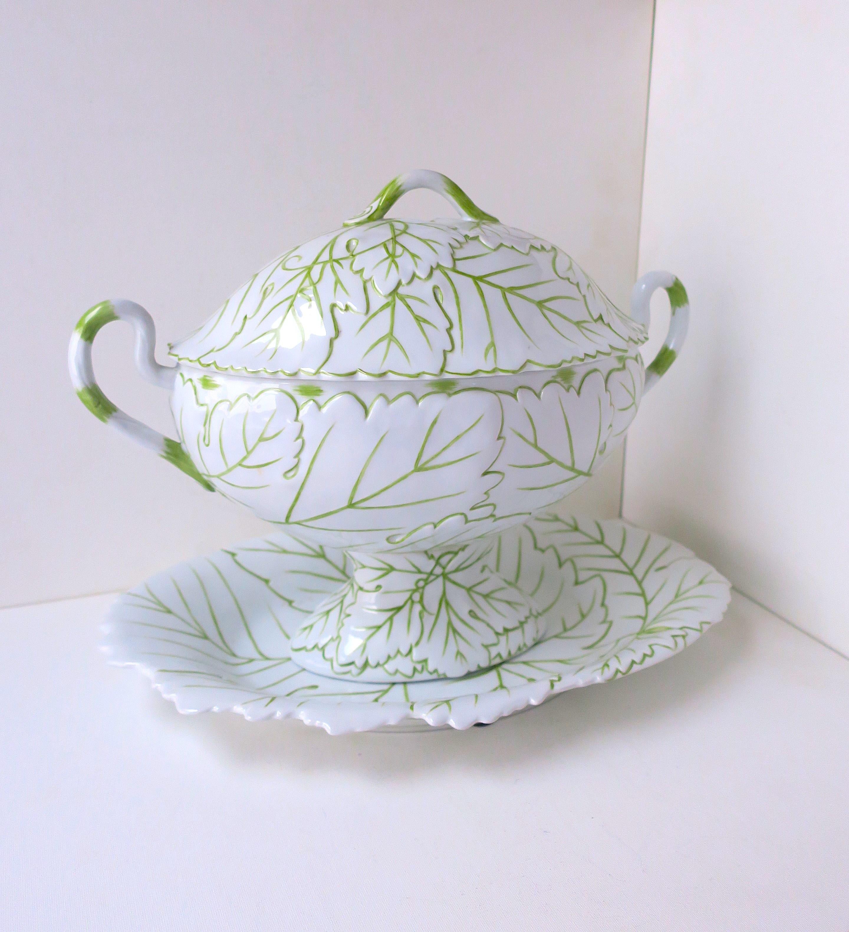 Porcelain Urn Centerpiece Leaf Design For Sale 1