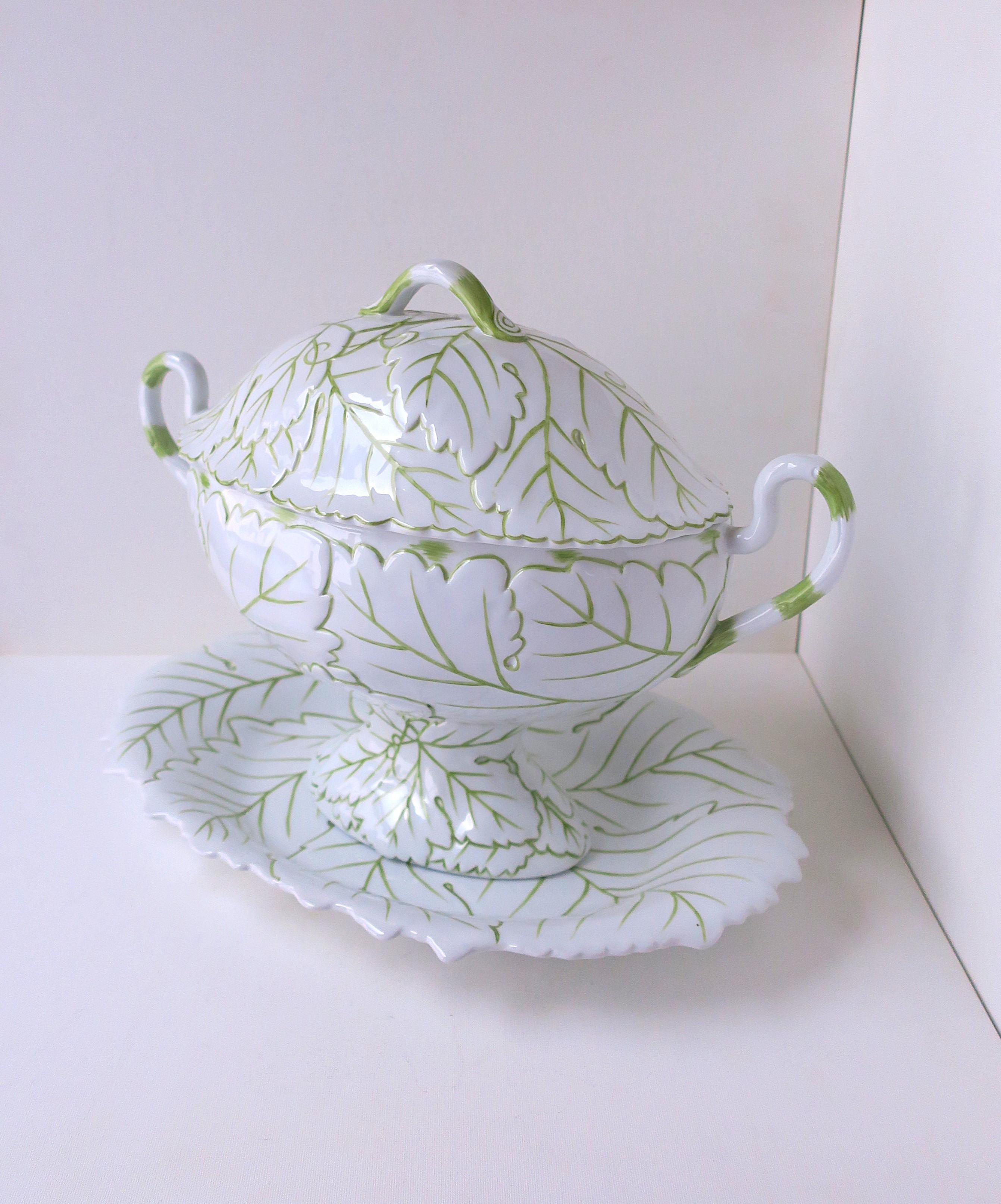 Porcelain Urn Centerpiece Leaf Design For Sale 3