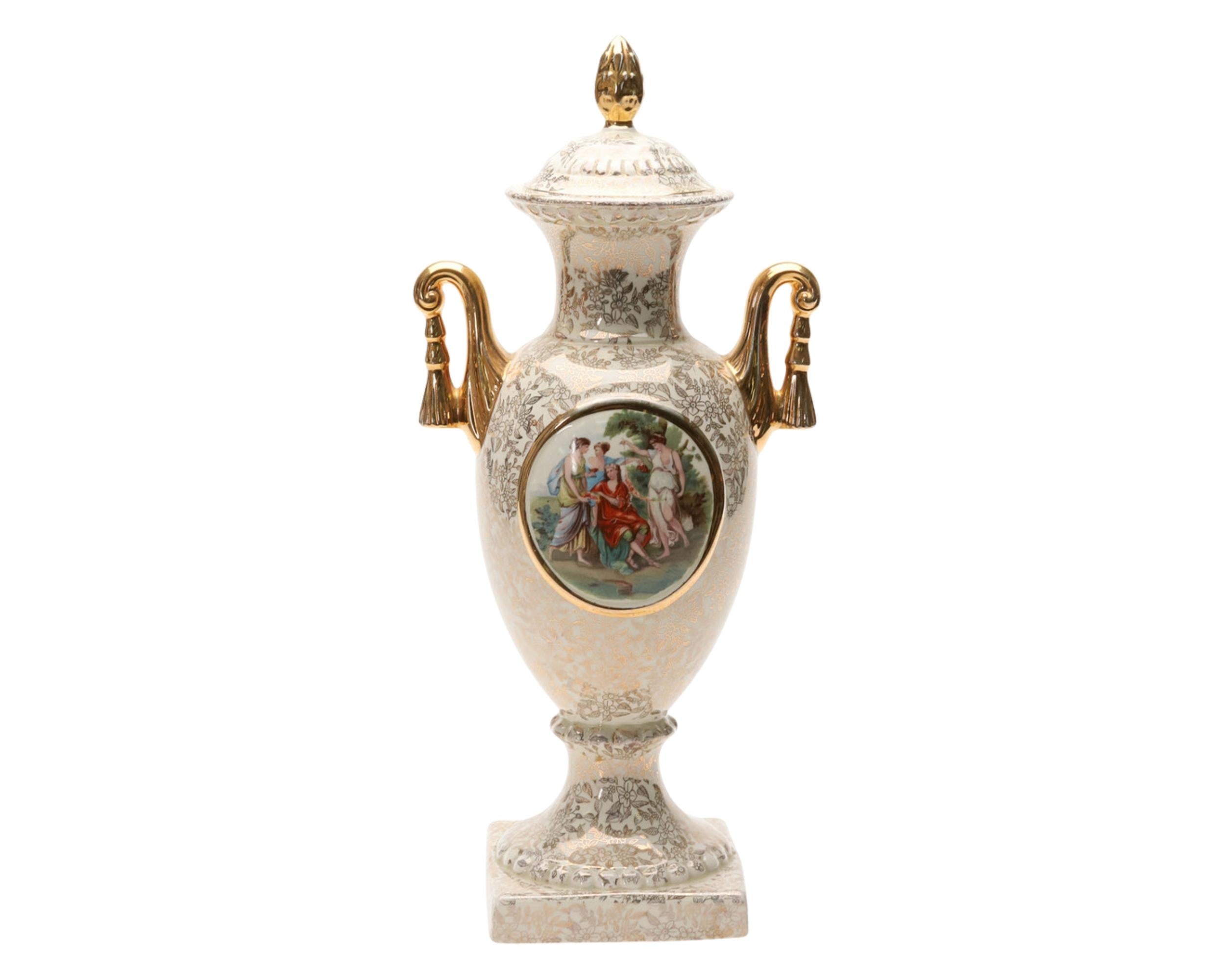 Urne en porcelaine Empire England avec scène classique et poignées dorées
Une urne raffinée et décorative en porcelaine ancienne de l'Empire d'Angleterre, richement détaillée avec une scène néoclassique peinte à la main et de somptueux ornements