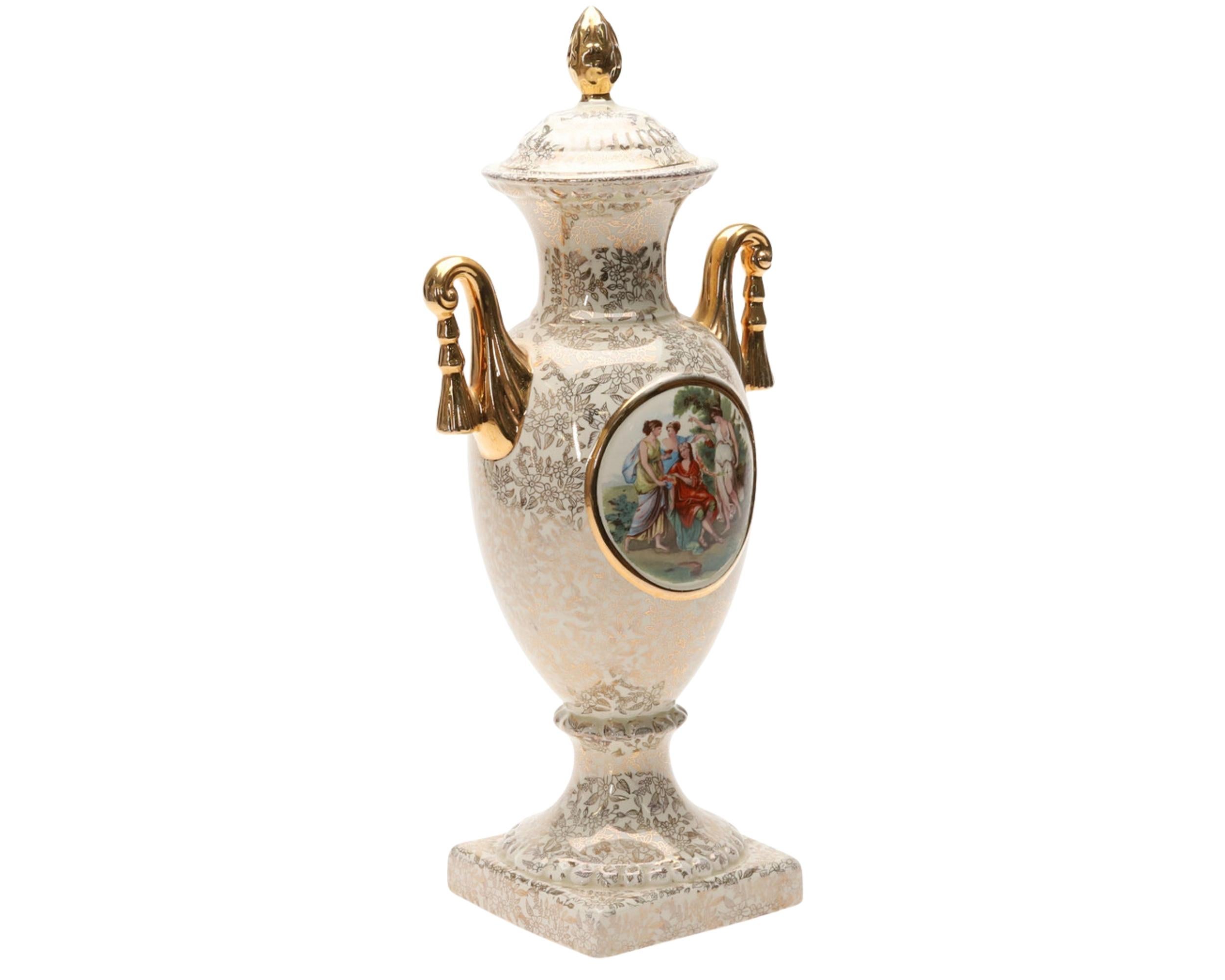 Art déco Urne en porcelaine Grand vase Empire England Classical Scene and Gold Gilt Handles en vente