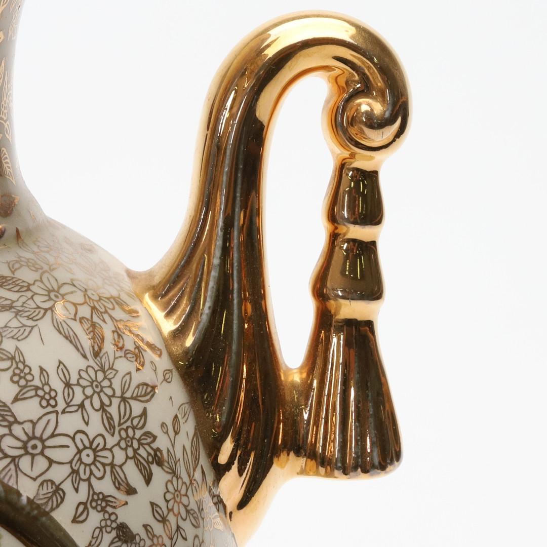 Britannique Urne en porcelaine Grand vase Empire England Classical Scene and Gold Gilt Handles en vente