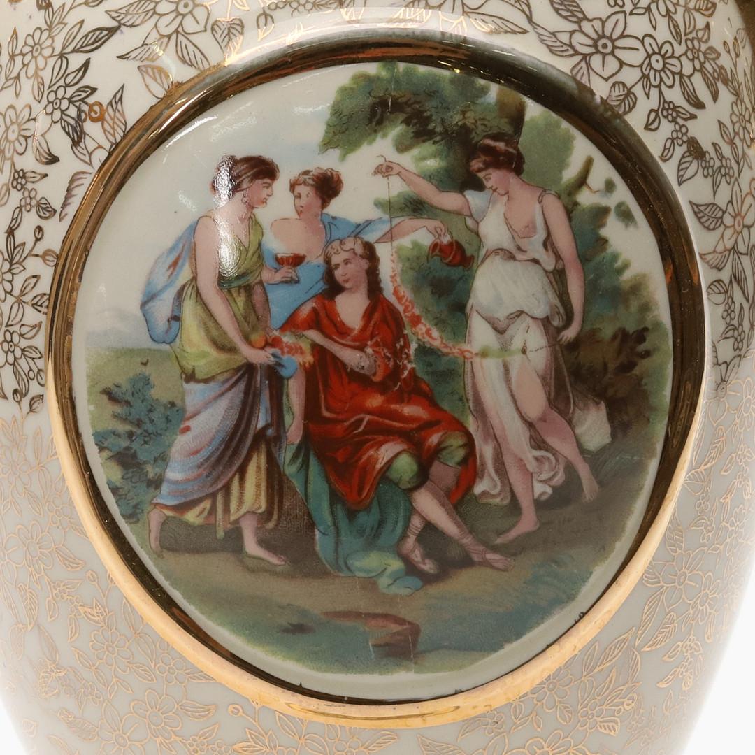 Sculpté Urne en porcelaine Grand vase Empire England Classical Scene and Gold Gilt Handles en vente