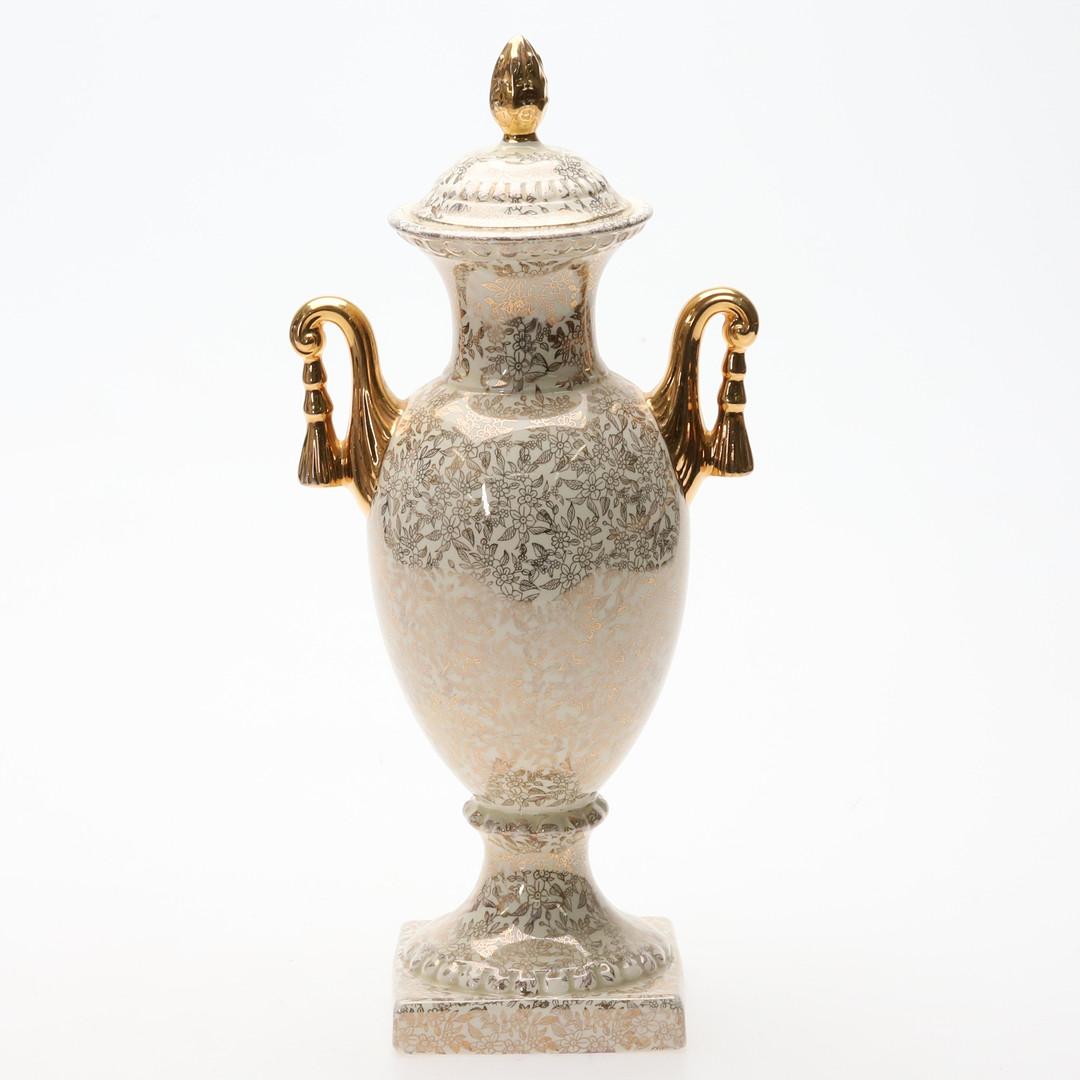 Céramique Urne en porcelaine Grand vase Empire England Classical Scene and Gold Gilt Handles en vente